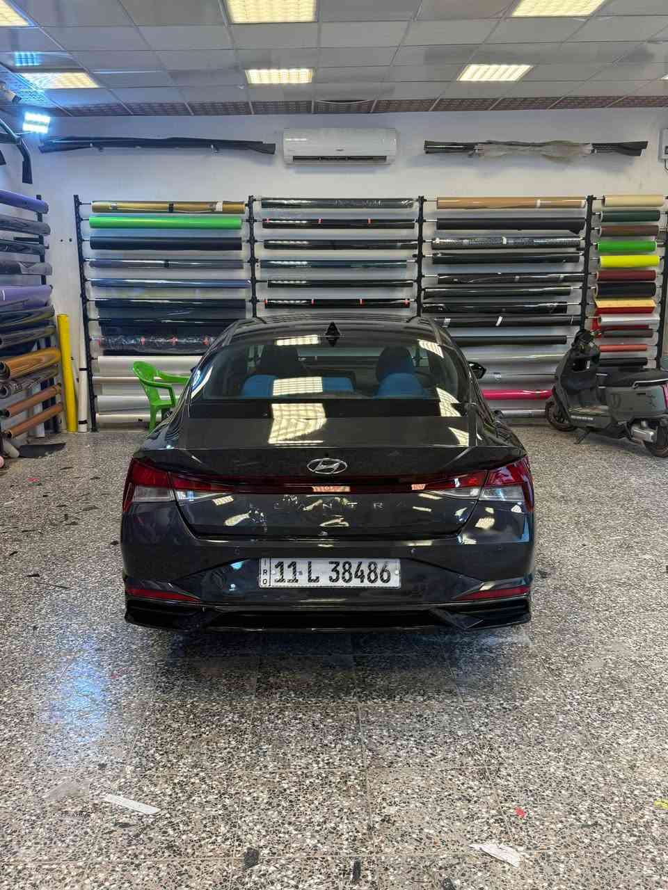 🚘 للبيع هيونداي إلنترا SEL 2023 وارد أمريكي
▪️ الموديل: Hyundai Elantra SEL 2023�▪️ المحرك: 2.0 لتر 4 سلندر ( 2000 دوش ) �▪️ گير CVT أوتوماتيك�▪️ دفع أمامي�▪️ اقتصادية جداً بالوقود 

المواصفات:�✅ شاشة 8 إنج�Apple CarPlay و Android Auto ✅�✅ كاميرا خلفية
✅ تدفئة مقاعد �✅ تشغيل بصمة (Push Start)�✅ دخول ذكي (Smart Key)�✅ مثبت سرعة�✅ تحذير النقطة العمياء�✅ تحذير الخروج عن المسار مع المحافظة على المسار�✅ تحذير حركة المرور الخلفية�✅ حساسات وأنظمة أمان متطورة�✅ مرايا كهربائية مع تسخين (Edmunds)
✅ ماشية 45 الف 
✅ دوشمة كشنات لون ازرق جلد خياط راقي 
✅ مبدل تخم كامل تايرات قبل شهر ونص يعني جديدات .

السيارة نظيفة جداً، استخدام شخصي، لا تحتاج أي مصروف، جاهزة للفحص بأي مكان . محافظ عليها حتى بانزين بس محسن افولها وهي محركها 2000 دوش يعني تشرب كلشي ، بس معتني بيها الى اقصى درجة . 

حادثها بسيط فقط صندوق ضربة خفيفة وجاملغ خلفي ايمن . موجود سونار كامل للسيارة ، نظام ايرباك كامل سليم ، شرط الفحص. 

السعر: ( 165 ورقة وبيها مجال بسيط جداً )�للاستفسار: ( *********** )
