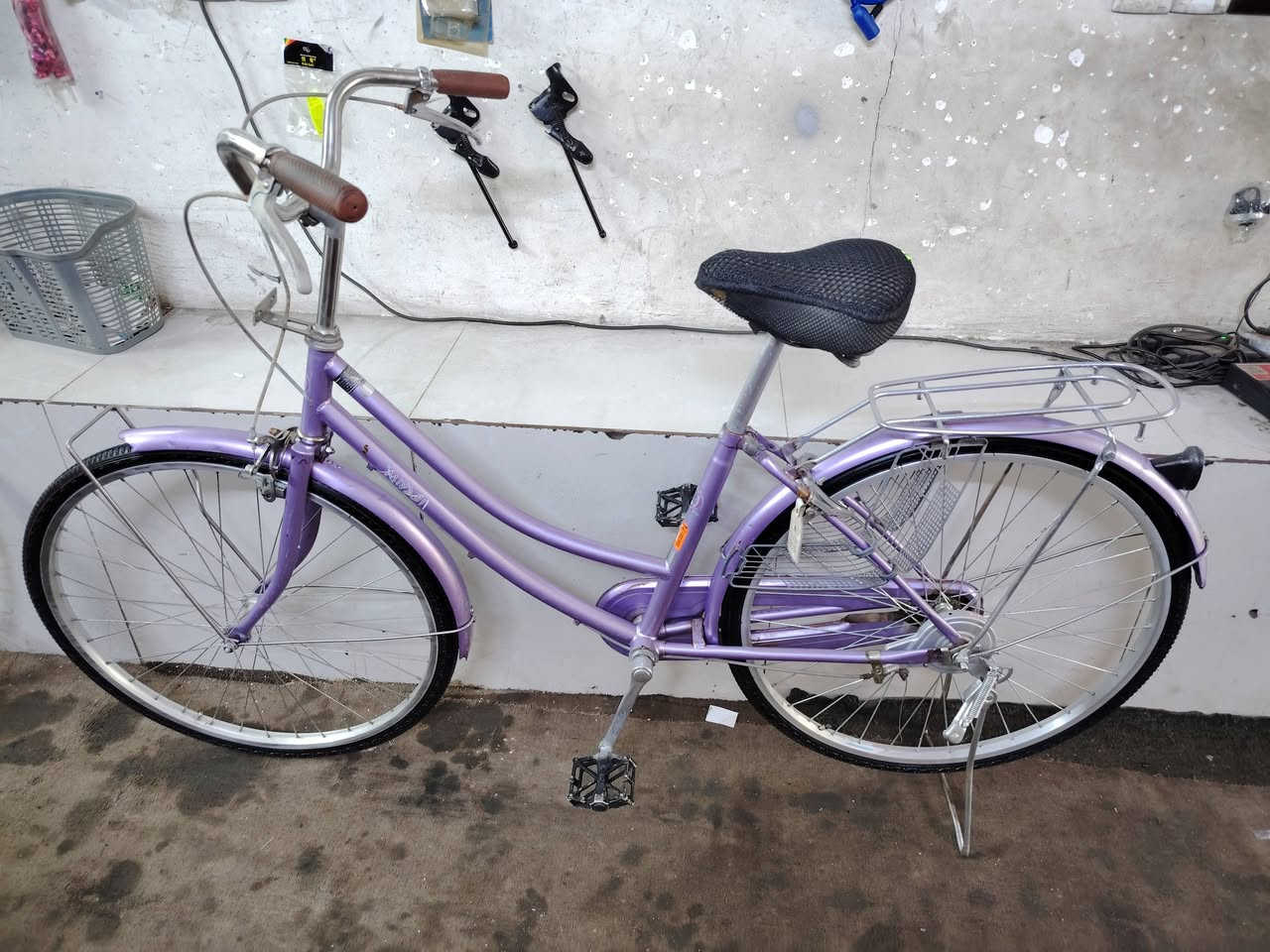 باسكيل ياباني باله حجم 26 شرط نظافه بدون اي عيب شلونه بل صوره هيج حته تايرات جديد سعره 60 قفله شراي خابر وتدلل *********** ملاحظة اروس شعندك باسكيل عاطل لو حته صغير تحياتي للجميع
