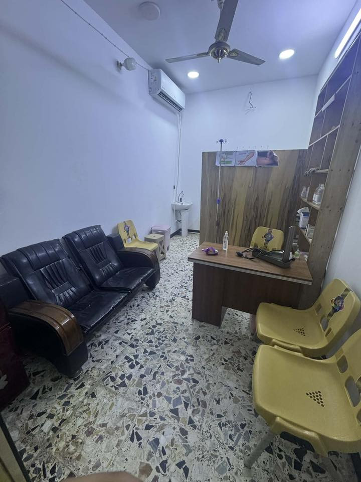 سلام عليكم غراض عياده للبيع استعمال شهر واحد 
-ميز مكتبي +4 كراسي 
-سديه تتحمل وزن ١٨٠
-ترولي بلاستك ٣ طوابق حجم كبير 
-حماله مغذي 
-تخم ابو نفرين جلد 
-براد ماء 
-قاطع خشب 
-مغسله 
-جهاز تبخير 
ابيع كامله  650 وبيها مجال 
مكاني بغداد البنوك
***********
