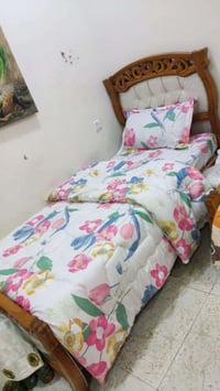 سرير نفر مستعمل للبيع السعر ب125الف بدون فراش اني اخذته ب225الف من عند...