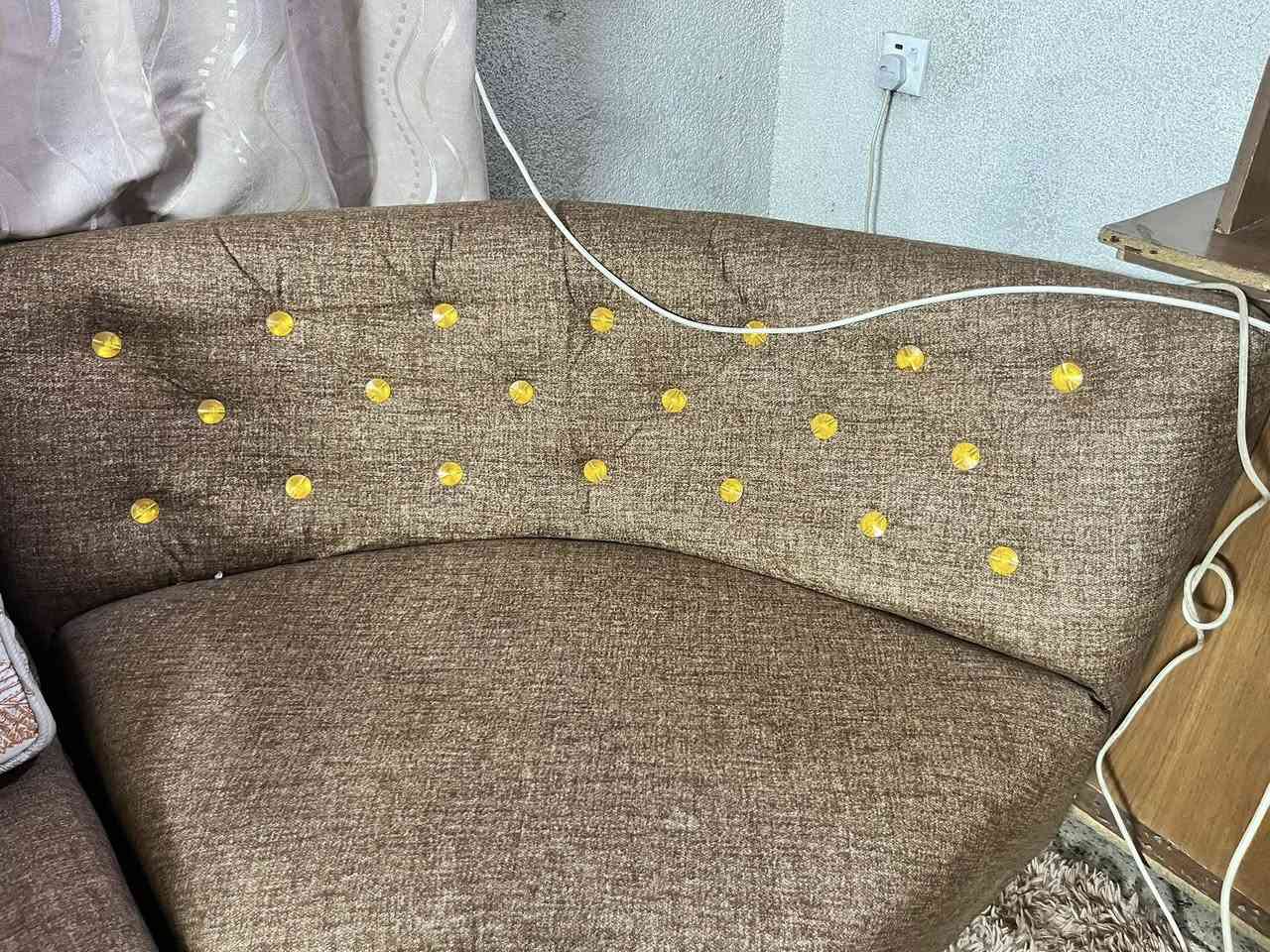 تخم للبيع ديوان 10 مقاعد السعر 300 الف وبي مجال
***********
