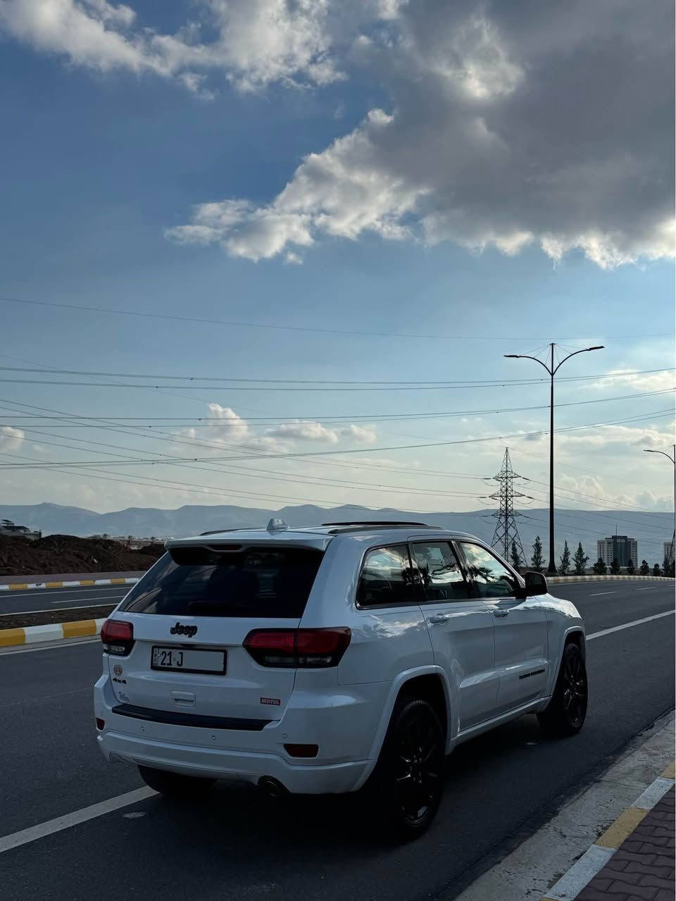 Jeep Laredo 2018 Black Top 4X4
جێب لاریدۆ ٢٠١٨ – مواسەفات بلاک تۆپ دەبڵ ئەکسل

ماشاءاللە، نموونەی جوانی و هەیکەل قەپات، مواسەفات هەیکەل و ناوی بیلادی ماوەتەوە، پێش و پشت کەپس

ماوەی ڕۆشتن: ١٤٥،٠٠٠ کیلۆمەتر

بۆیاخ:
دوو پارچەی دزراوە بێ دەعم، یەک پەڵە سارد، پێش و پشت کەپس

مواسەفات Black Top:
 • سڵایت
 • بەسمە
 • شەغال
 • چوار دەرگا بەسمە
 • دەبڵ ئەکسل
 • کوشن جلد
 • کوشن هیتەر
 • کوشنەکانی دواوەش هیتەر
 • کوشن سارد
 • کوشن کارەبای
 • سنوق شەفت (کارەبای)
 • پەردەی سنوق بیلاد
 • لایت ناو ڕەش عەدەسە زینۆن بلاجیکتۆر
 • لایتی دواوە کامل لید
 • ویل کرۆم ڕەشی بیلاد
 • ڕاداری ٣٦٠ پلە (پێشەوە، دواوە، ئاوێنەکان، ڕاداری خەتی جادە، تەحدید سورعە)
 • کامێرا ٣٦٠ پلە
 • شاشە گەورە
 • کامێرا، حاسە
 • سێ گێڕ (عادی، ئۆتۆماتیک، گێڕ لە سووکان)
 • چوار مۆدی لێخوڕین (ECO, SPORT, NORMAL, MANUALL)
 • نێزامی هێزی سەیارەکە لە شاشەوە
 • تەبرید مەرکەزی
 • نێزامی سبلێت
 • کارپلەی Android, iOS
 • زۆر مواسەفاتی تر…

کامل سێرڤس کراوە
 • ڕۆنی مەکینە تازەیە
 • هایدرۆلیک تازەیە
 • چوار تایەی تازەی تایلەندی لەژێرە

ڕەقەم و سەنەوی تازەیە: تا ٢٠٢٩
تەحویل و غرامە: بە شەرت

ناونیشان: سلێمانی

پەیوەندی:
***********
***********

————————————
Jeep Laredo 2018 Black Top 4X4
جيب لاريدو ٢٠١٨ – مواصفات بلاك توب دبل أكسل

ما شاء الله، نموذج رائع و بحالة ممتازة، المواصفات كاملة، الهيكل بحالة جيدة، أمامي وخلفي كابس

مسافة السير: ١٤٥،٠٠٠ كيلومتر

الحالة:
قطعتين مسروقة بدون عطل، مكيف واحد بارد، أمامي وخلفي كابس

مواصفات Black Top:
 • سلايت
 • بسمه
 • شغال
 • أربعة أبواب بسمه
 • دبل أكسل
 • كوشن جلد
 • كوشن هيتير
 • كوشنات الخلف أيضاً هيتير
 • كوشن بارد
 • كوشن كهرباء
 • سنوق شفت (كهرباء)
 • ستارة سنوق بلد
 • فوانيس داخلية سوداء أديسه زينون بلاجيكتور
 • فوانيس خلفية كاملة ليد
 • جنوط كروم سود بلد
 • رادار ٣٦٠ درجة (أمامي، خلفي، المرايا، رادار خط الطريق، تحديد السرعة)
 • كاميرا ٣٦٠ درجة
 • شاشة كبيرة
 • كاميرا، حساس
 • ثلاث سرعات (عادي، أوتوماتيك، سرعة في القير)
 • أربعة أوضاع للقيادة (ECO, SPORT, NORMAL, MANUAL)
 • نظام قوة السيارة من الشاشة
 • تكييف مركزي
 • نظام سبلت
 • كاربلاي Android, iOS
 • مواصفات أخرى كثيرة…

تم عمل صيانة كاملة
 • ضوء المحرك جدید
 • هيدروليك جدید
 • أربع إطارات جديدة تايلندي تحت

الرخصة وسنة الصنع: حتى ٢٠٢٩
التسليم والغرامة: حسب الشرط

العنوان: السليمانية

للتواصل:
***********
*********** السليمانية, العراق
