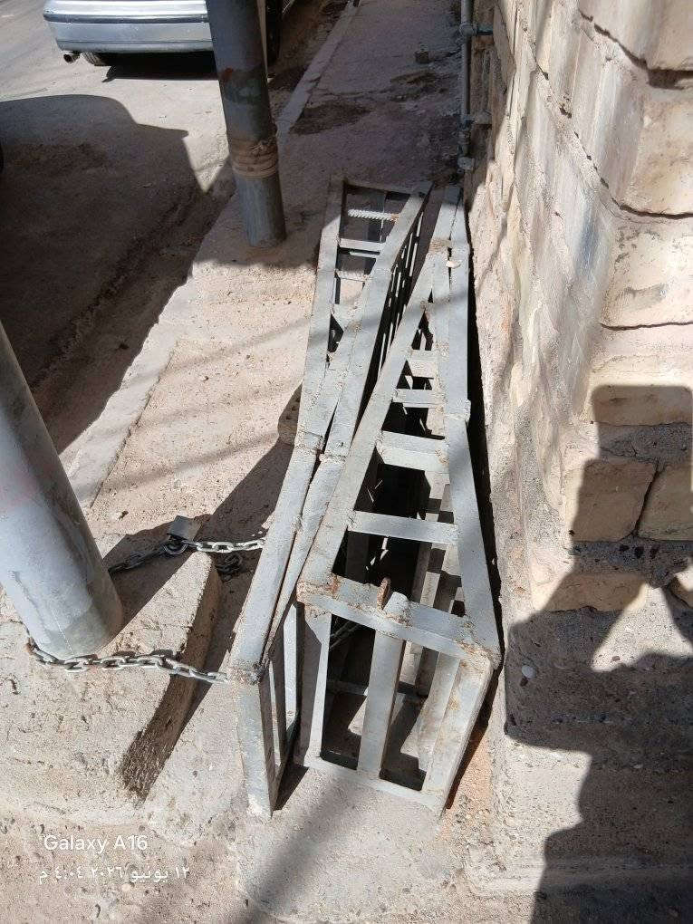 رمبات حديد عدد 2 ثقيل صعد عليها همر كل قطعة 4روطة زاوية الطول 1متر ونص الارتفاع 30سم السعر 100بيها مجال بغداد ***********
