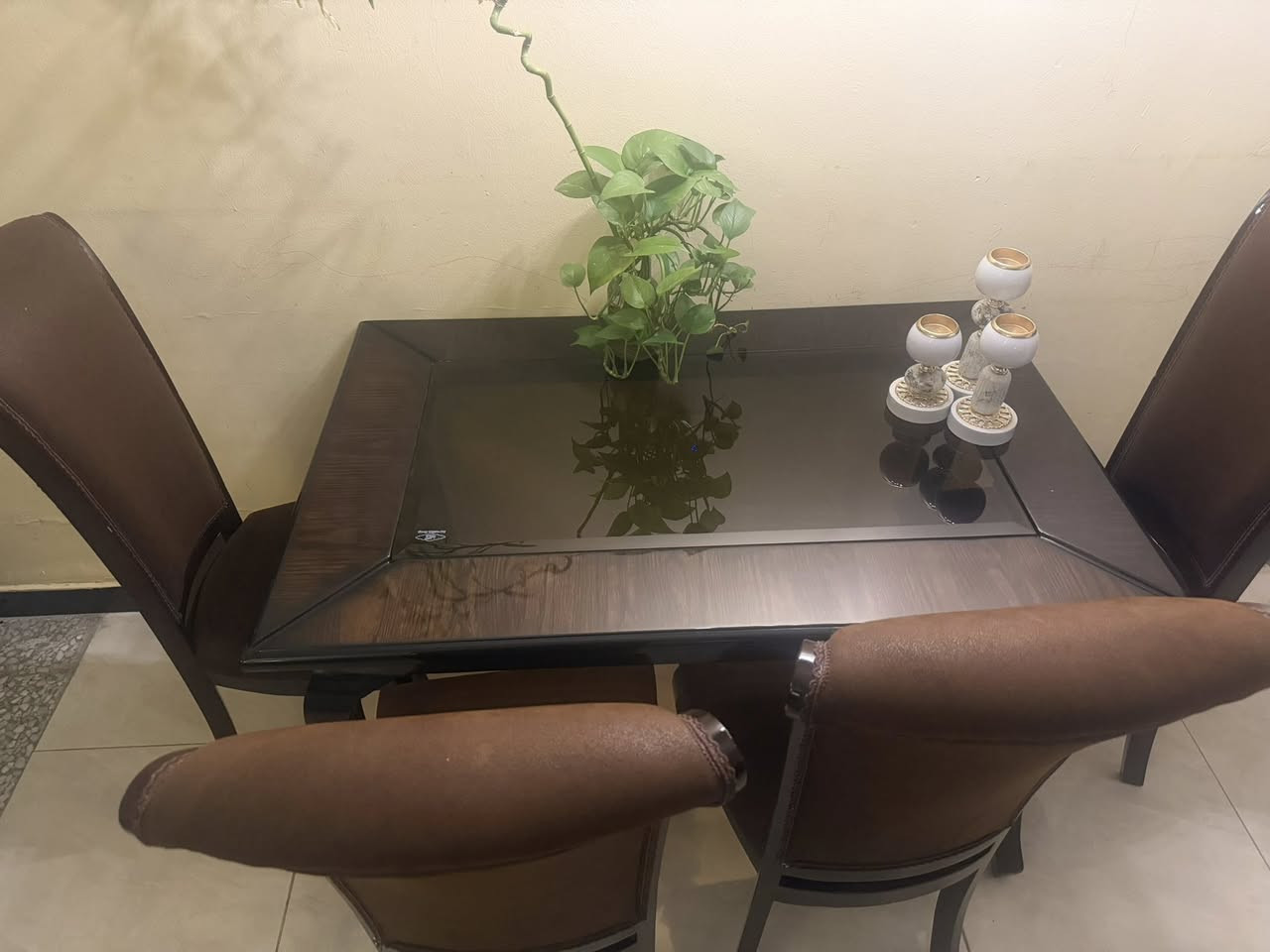 ميز طعام سعره 400 الف ممستعمل ابد بعده جديد ماخذه ب750 الف
***********
