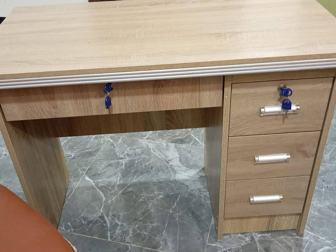 السلام عليكم متوفر رفوف عدد ٤٨ رف مع محلقاته  وميز دخل وكرسي  ميز سعره ٧٥ قفل للعلم ميز جديد  ورفوف  متر  ٢٥ موقع ديالى بعقوبه ***********
