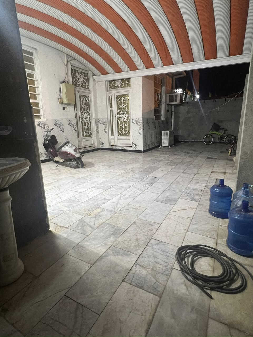 السلام عليكم بيت للبيع طابو زراعي وبي معامله تمليك بالبلديه  مساحته 180 يتكون من غرفة  كبيرة وديوانيه كبيرة وصالتين وحدة كبيرة ووحده صغيرة ومطبخ مثل ماموضح بالصور بالاضافة الى صحيات عدد 2 البيت كونكريت من الاساس للسقف والسطح شتايكر  ينباع هو والاثاث كامل 
العنوان الاسكان الصناعي شارع الحولي قرب المدرسة الصب 
للتواصل *********** متواجد فقط واتساب 
السعر 90 بدون اثاث وبي مجال 
115 مع الاثاث وهم بي مجال رجاءاً اذا ماتشتري لاتكسر السعر.
