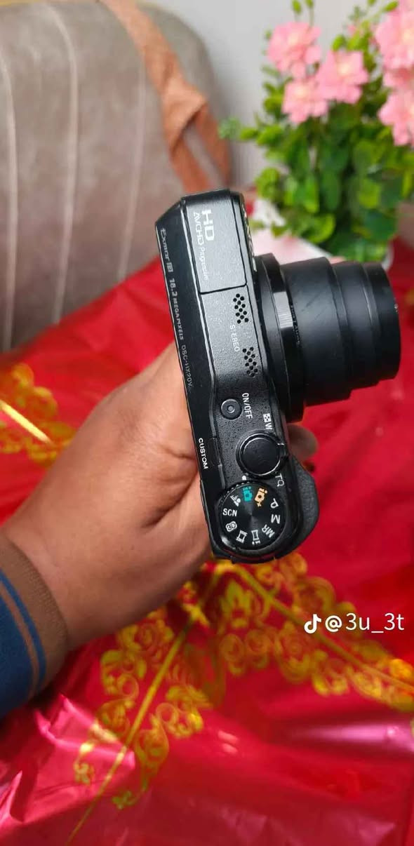 الدقة: مستشعر Exmor R CMOS بدقة 18.2 ميجابكسل. 
العدسة: عدسة Sony Lens G بمدى تكبير بصري 20x. 
الفيديو: إمكانية تسجيل فيديو عالي الدقة (Full HD 1080p) بمعدل 60 إطارًا في الثانية. 
الشاشة: شاشة LCD مقاس 3 بوصات. 
الميزات الأخرى:
نظام تحديد المواقع العالمي (GPS) مدمج. 
مثبت الصورة البصري SteadyShot. 
سرعة تصوير متتابع تصل إلى 10 إطارات في الثانية بدقة كاملة. 
أوضاع يدوية وتلقائية متنوعة، بما في ذلك وضع بانوراما المسح. كركوك, العراق


**إذا كنت صاحب هذا الإعلان وتريد حذفه لأي سبب، رجاءا أرسل رسالة إلى الدعم الفني**