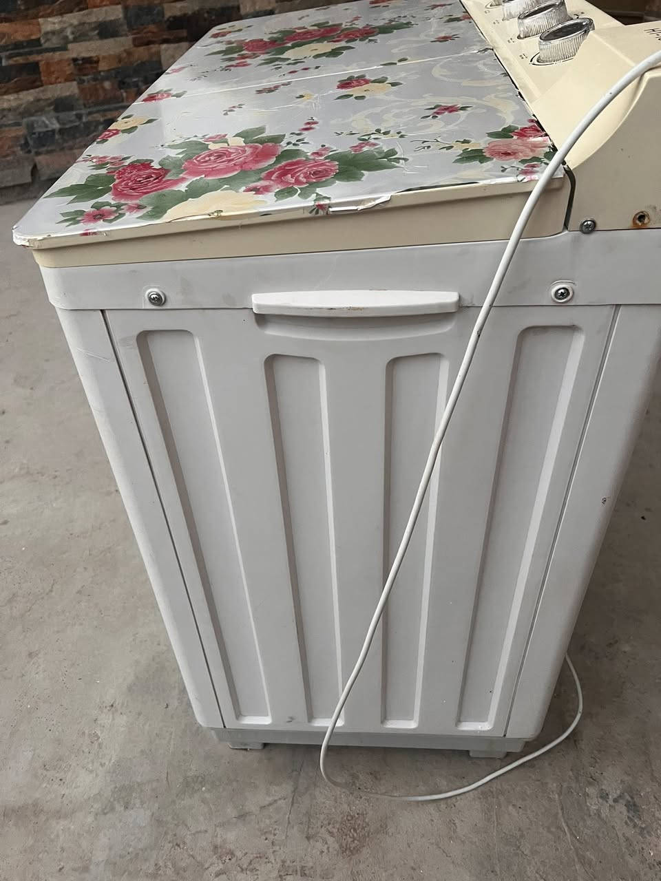 ‏غسالة للبيع شغالة مية بلمية نظافة 90% مستخدمة شي قليل سعرها 80 وبي مجال شي قليل هل استف الاتصال على هذا الرقم ***********
