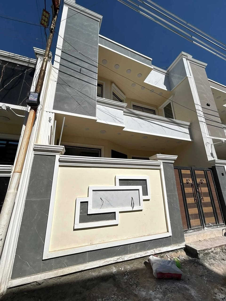 بسم الله ماشاءالله
🏠#دار_للبيع   100متر واجهيه 6،25متر نزال 16متر
  طابقين   بناء حديث وتصميم متكامل ✨️

يحتوي البيت. ع[3غرف نوم -استقبال -صحيات عدد 2- صالة- ومطبخ] البيت شغل درجة اولى 

⬅️مع الخدمات[ماي-كهرباء-تبليط]✨️

🔴ملاحضه البيت قيد الانشاء يتسلم مفتاح 🔑

⬅️نوع العقار  طابو زراعي سند 25 اقرار محكمه 

⬅️العنوان #بغداد_الدوره_البوعيثه   
       مجمع السلطان الثالث
🔴للاستفسار  خاص او الاتصال ع  الرقم 
☎️***********
☎️***********
