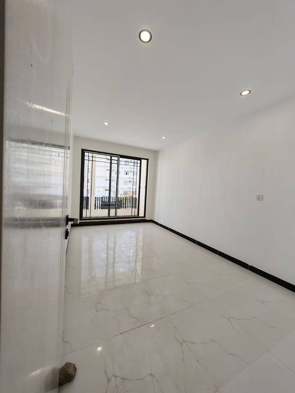 خانوویەکی "لوکس" لە دڵی فەرمانبەران! ✨
​✅ سفر و ئامادە بۆ نیشتەجێبوون
✅ 125 مەتر - پێش خدمات
✅ تێکەڵبە و کوالێتی بەرز (بۆ تەمەن دروستکراوە)
✅ نزیکترین خاڵ لە شەقامی 120 مەتری
​🔸 4 ژووری نوستن
🔸 میوان و هۆڵی گەورە
🔸 مەتبەخی سارد و گەرم
​💵 نرخ تەنها: 12 دەفتەر و 10 وەرەقە (مجال)
📍 پەلە بکە پێش ئەوەی لەدەستت بچێت!
📲 تەلەفۆن: ***********
​
​لا تشتري دار.. اشتري راحة بال! 🏠✨
​دار جديدة (صفر) بتصميم ملكي في حي الفرمانبەران:
​📍 الموقع: خلف شارع 120 متري مباشرة (موقع استراتيجي).
​📏 المساحة: 125م مع شارع عريض (15م).
​🛠️ التنفيذ: بناء درجة أولى (تيكڵبە) بأرقى المواد.
​🛌 التفاصيل: 4 غرف نوم + مطبخ نظام حار وبارد.
​💰 السعر: 12.10$ (وبيه مجال للطيبين).
📞 للحجز والاستفسار: ***********
