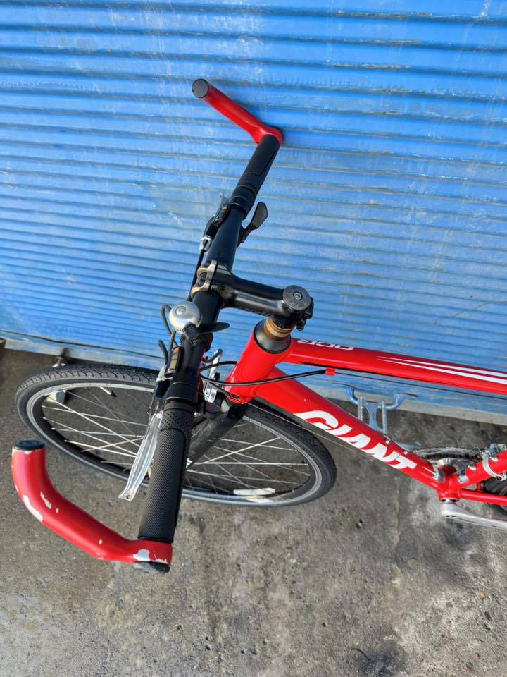 السلام عليكم اخوتي الغوالي رمضان كريم عليكم 
ان شاء الله 700 حجم 28 قياس M فريم 50 
ماركة (GIANT) غني عن التعريف معدنه المنيوم 
ماشه كربون فايبر سستم شيمانوا كلاريس خلفي 
امامي شيمانوا نمره  2/8  بدلات شيمانوا طبعن 
الدراجة صير رود وصير هجين من الجهتين وعل 
وضع الشركة بلادي نظافة 100/90 ولونهاا يخبل 
سعرهاا 250 الف وبي مجال بصيط اخوتي توصل 
*********** عنواني موصل تتوفر خدمة توصيل 
جميع محافظات العراق وتحياتي لكم جميعا ً
