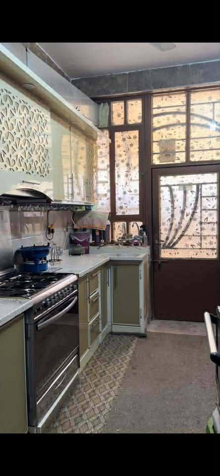 السلام عليكم دار للبيع المساحة ٨٤متر طابقين بناء حديث أرضية مرمر تغليف سيراميك هندي موقعه ممتاز شارع تبليط وخدمات الموقع حي العباس الفرع الاول الفرع المؤدي الى فندق البارون

الرقم:***********
