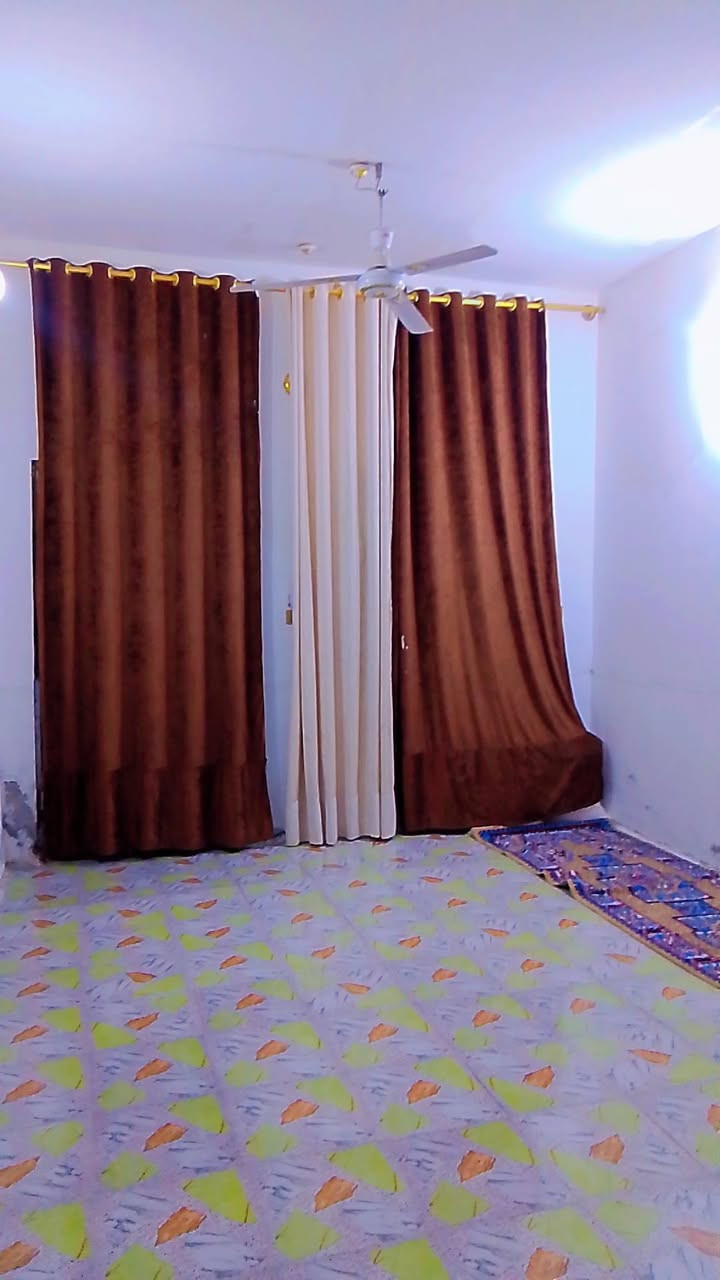 السلام عليكم بيت للبيع نزلت الزراعة يم دائراة الزراعة الفرع الثالث المساحه142متر يحتوي على غرفه وصاله والمطبخ حار وبارد واستقبال وطارمه كبيره الاستفسار على هاذ الرقم ***********
