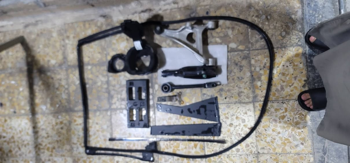 غراض صدر روج ٢٠٢٤ طبلة مع شيال الجوة مع رباط جميعهم خلفي جهة اليمين  مع ترايش الباب الستيل والأسود يمين ويسار مع لاستيك باب ايضا خلفي جهة اليمين مع قاعدة ولاستيكتهة كاملة بدون الباغة الخارجية قبق بانزين مع قاعدة رقم قيم باليرضي لله واخذ الي محتاجة تحياتي ***********
