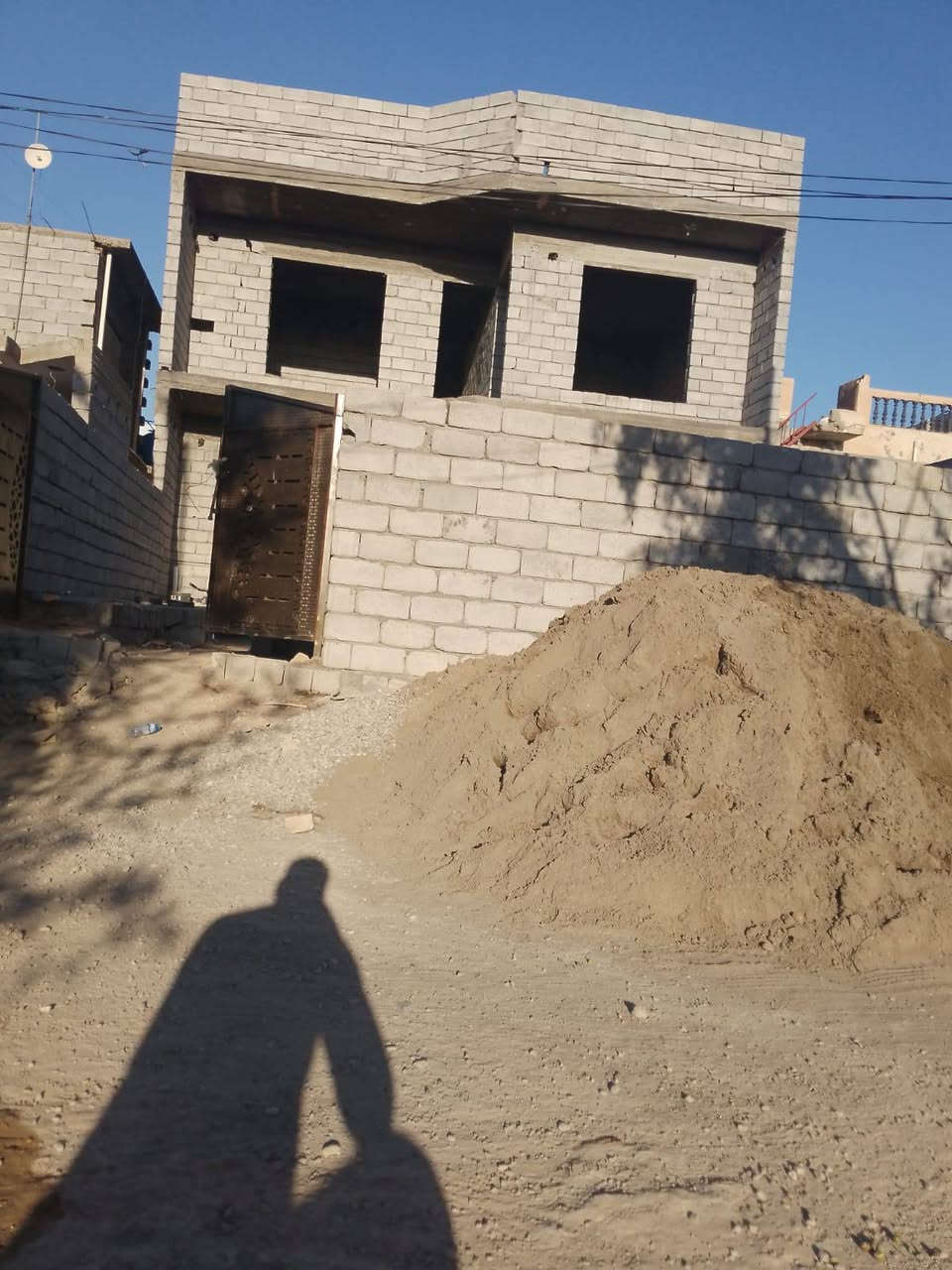 شركه يقين سعر المتر بناء
350 بناء بلوك نقد 
400بناء بلوك قسط 
450 بناء طابوق احمر نقد 
500بناء طابوق  احمر قسط 
400بناء طابوق اصفر نقد
450 بناء طابوق اصفر قسط 
مواصفات درجة أولى 
المقدمة نصف المبلغ 
والنصف الثاني يقسم على 36 شهر
يتم حساب  مساحة البناء حسب الخريطة
مواصفات البناء 
1.تسليح الأساس شيش 16ملم وصب سمنت مقاوم 
2.الكهرباء أسلاك سعودي او اردني والمجاري الشريف المصري او البركة 
3.الارضية بورسلين والجدران للصحيات سيراميك 
4. الابواب الداخلية تركي والاستقبال والمطبخ قاصة
5. ⁠الشبابيك بي في سي 
6. ⁠لبخ الخارج سمنت والداخل جص وبورك 
7. ⁠الواجهة لبخ وتطعيم وصبغ
8. ⁠تجهيز سخان وماطور ماء وخزان ماء‏‪((‏‪***********‬‏ يوجد وتساب
