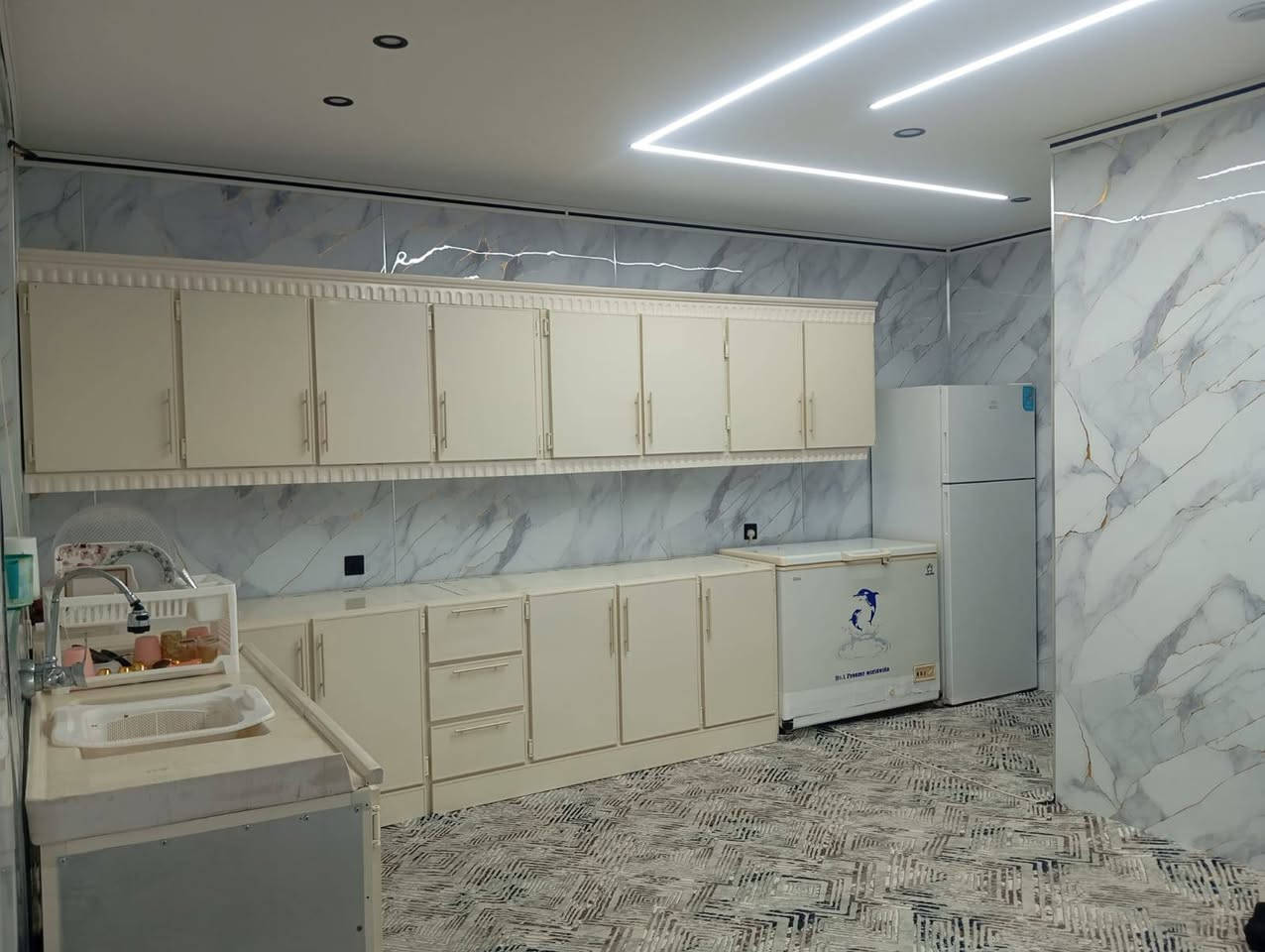 پــەلــەبکەو فـەریای کـەوە 200م لــە گـــوندی ئـە ڵـــمــانـی
نـــــــــــرخی625گـــــــــڵاومعملــــــــە بــــــلاش هـــــــەرج
بـەردەم حــەدیقــــــــە پـەلـە بکەو فـەریای کـــــــــــــــەوە‌🏃
فـوولــە مــغــربی  دەکـتدی بـۆگـــشت ژوورەکــــــــانی کراوە
کـــاونـــتــەر لـەگــەلدیــە  لـە گــەڵ فــــرەشی ژوورکان🏃

بـــــــــــەلاش بــــــــــــەلاش بــــــــەلاش تــاڵانـی و هـەرزانـی

ئـەم خـانووە بــــــۆ فــــرۆشــــــتـــن لــە کـەلار گـەڕەکـی گـونـدی ئـەڵمـانـی ڕوبەری 200متری بـەردەم حـەدیـقـە ڕووی خـۆری بـەیـانی لـەمە هەرزانتر نـیـە لـە دەستـی خۆتـی مەدە

نـرخــی 625 گـــــــــــەڵا و معامەڵە🏃🏃🏃🏃🏃🏃
*********** پـاشــــــــــا کـرێن خـــــــــــــانوووووو🏃

ز.م*********** هێمــــــــــــــن عـــــــقـــــــــارات🙋🙋
