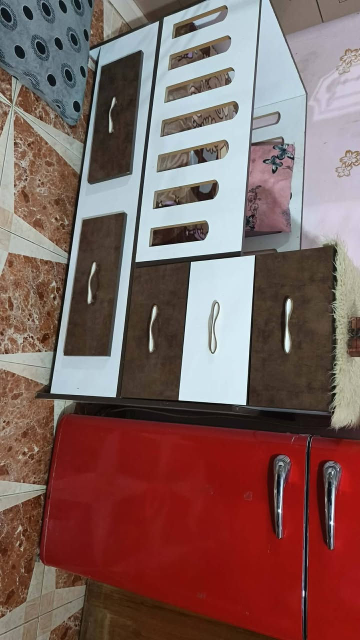 سلام عليكم عندي ثلاجه صغيره للبيع وجربايه هم للبيع ليريد يتصل على الرقم ***********
