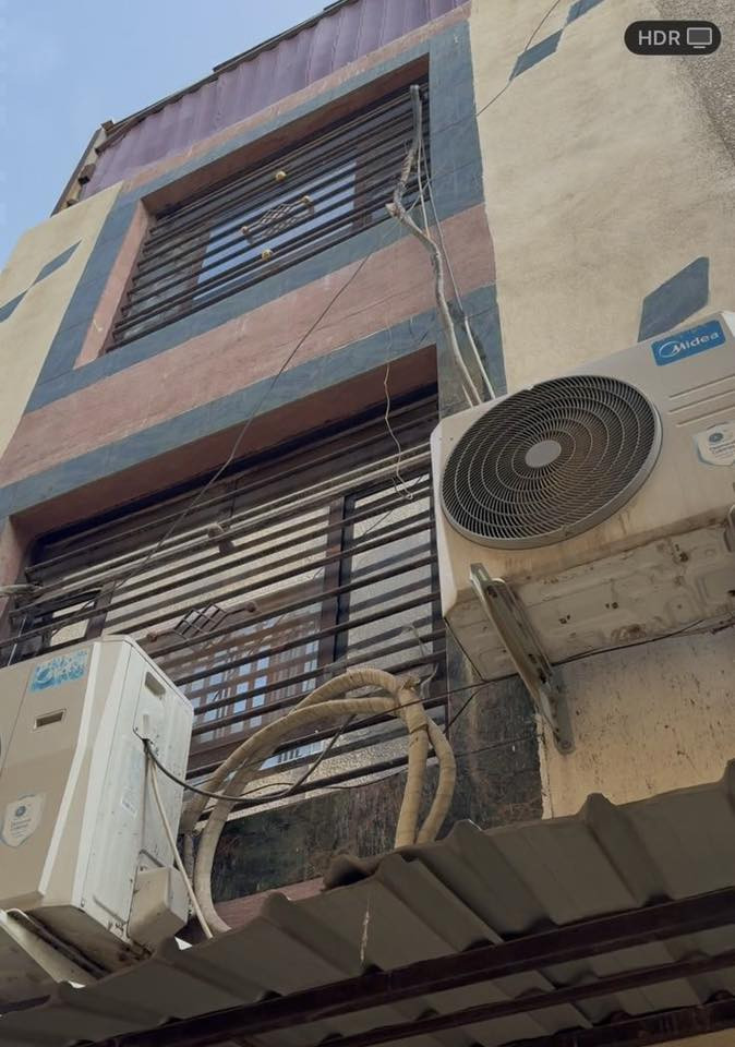 دار للبيع داخل قيصريه مساحه 43 وربع واجه البيت4 متر وربع وعرض القيصريه 3 متر يحتوي على ثلاث غرف نوم وصحيات عدد2 بناء حديث عنوان الاعظميه شارع التربيه خلف اسواق عمر الراوي للاستفسار ***********
