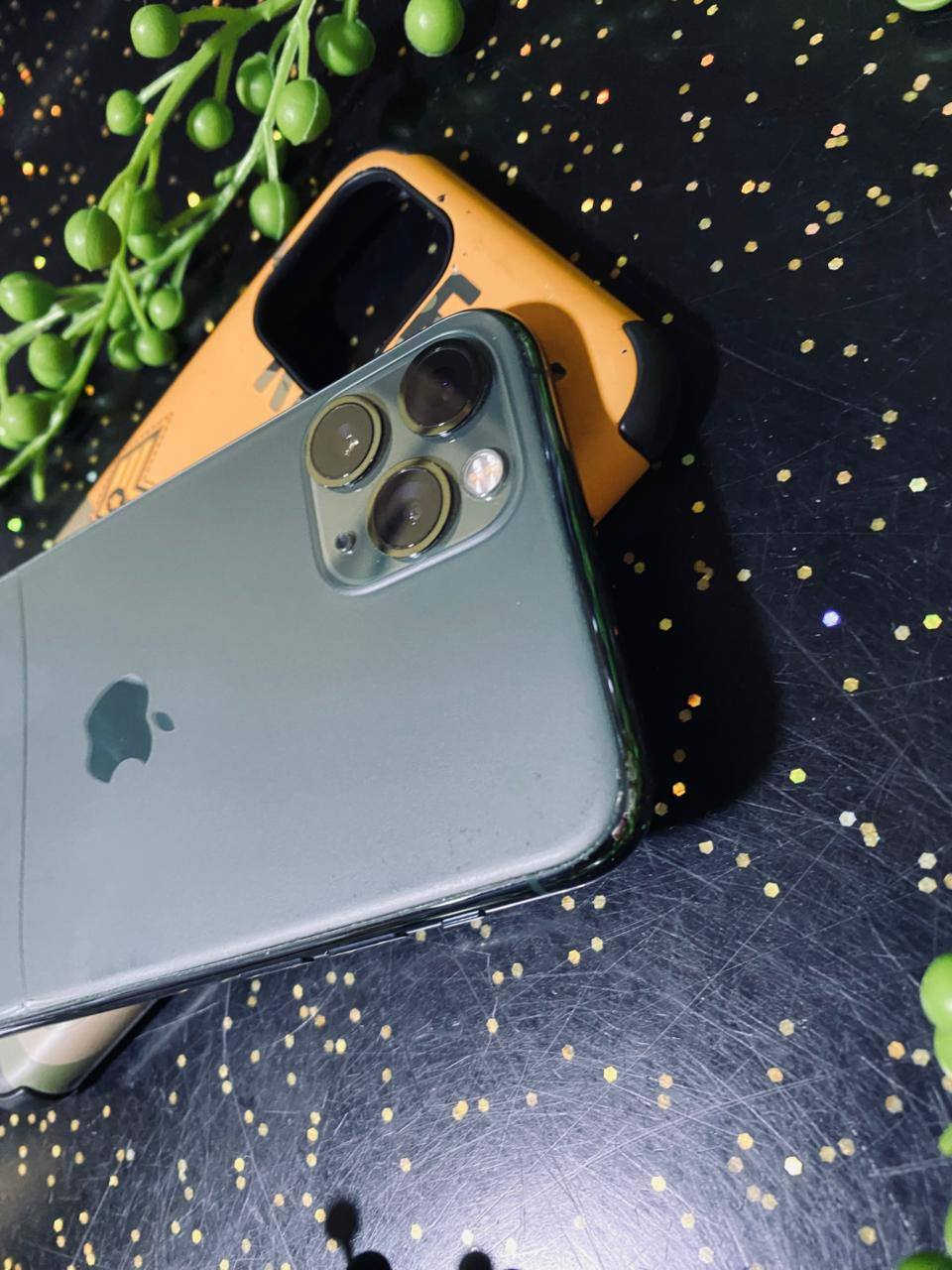 ايفون 11 برو برو فقط 
جهاز كلش نضيف مكفول بس فطر بضهر خط واحد 
ذاكرته 256
بطاريته 92
نموذجه m
السعر 250 وبي مجال شويه 
***********
