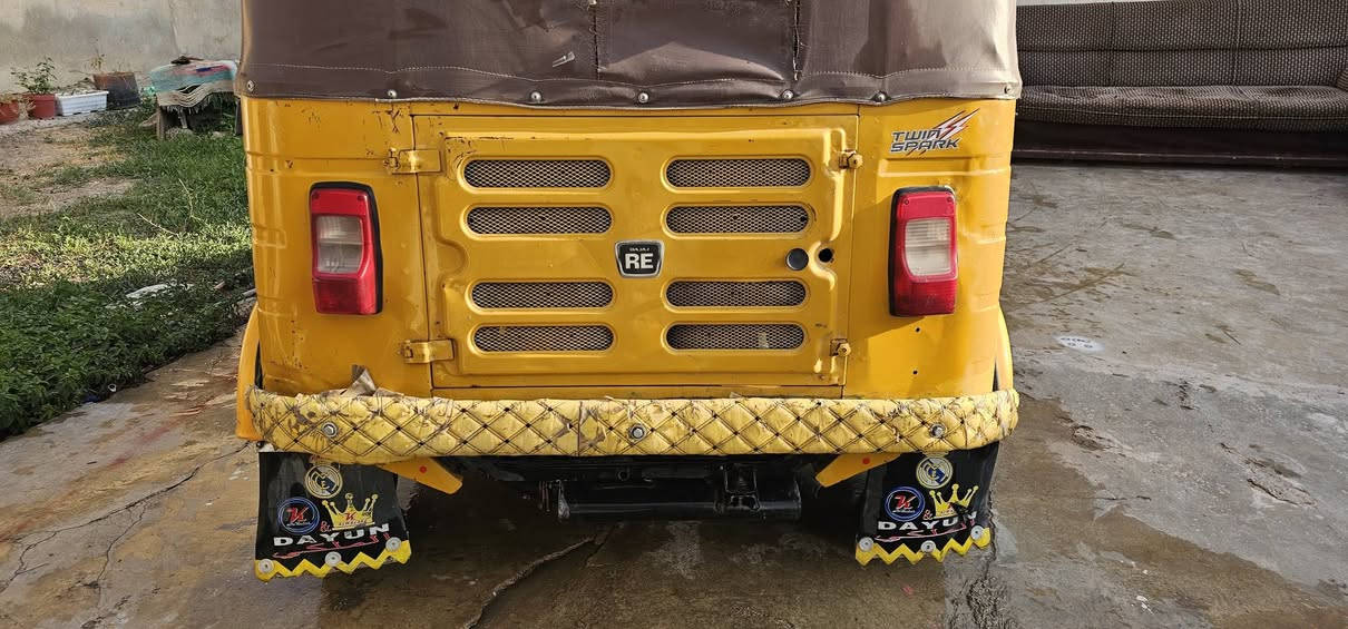 السلام عليكم تكتك موديل 18مرقمة سنوية باقي بس لوحات تكتك ع بلاد ممعمرة دوشمة داخل جديد تخم تاير جديد مكينة خير من الله السعر 5وبيهة مجال حگ الجية مكاني ديالى شهربان ***********
