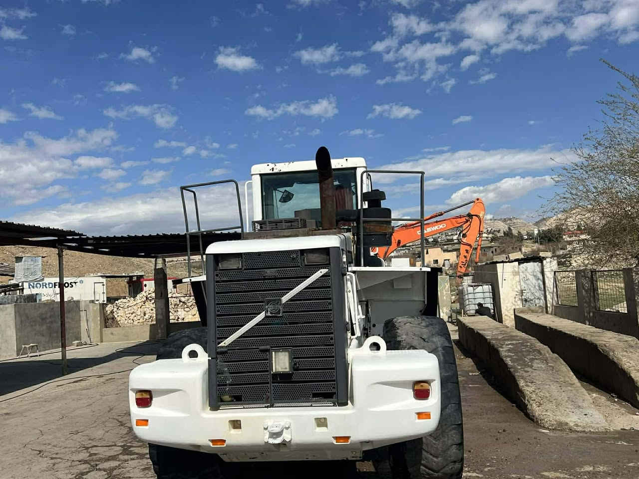 شؤفار ڤالڤؤ بؤ فرؤشتن للبيع حجم 150D موديل 2001
رقمو سناويه زؤر خوينه همو گيني بشرته  
رقم تليفون ***********
