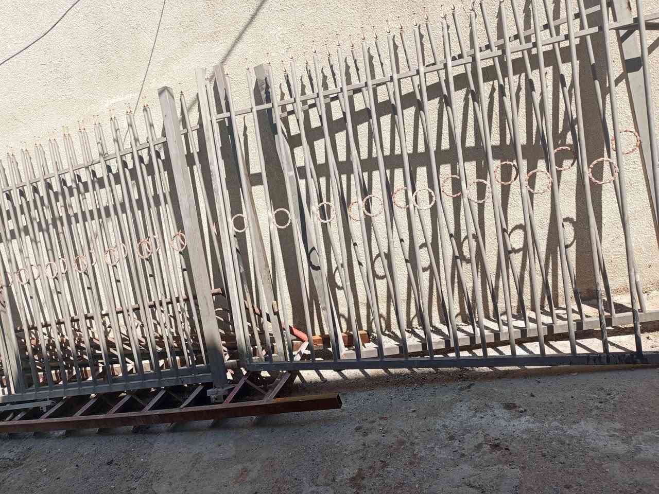 #للبيع سياج حديد خارجي العرض 13متر والارتفاع مترين من ضمنه باب طلاقتين  حديد   ثقيل ونظيف جدا    مكاني  بغداد الغزاليه    ***********
***********
‏‪***********‬‏
 #العراق #بغداد #متابعين
