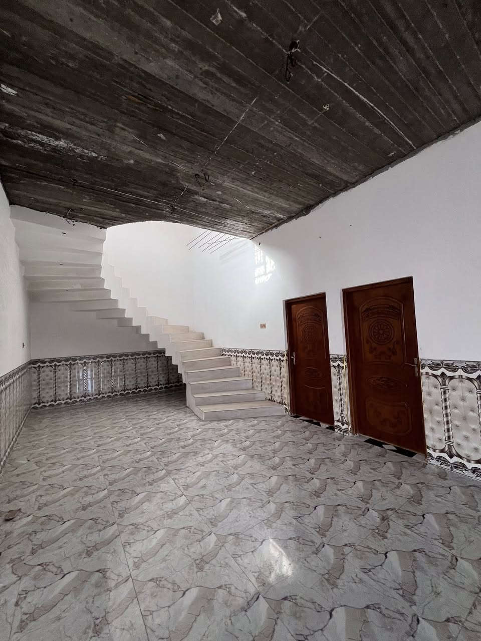 هذا البيت يمتاز بمساحة 600م
هذا البيت يمتاز بمساحة 600م

وقف سني مسجل اصولي #سنوياً 100الف

إبي الخصيب - باب طويل - شارع سيد عوده

#السعر :: 85 مليون قابل للتفاوض.

واجهة البيت شارع تبليط 10م والخلف نهر واسع ونضيف

#يحتوي :: كراج واسع مع حديقة مع منور محيط البيت 

مدخل كلدور ومدخل مطبخ إضافة إلى صالة واسعة جداً

موزع الغرف معزول عن الصالة / مع غرفتين منام .

صحيات داخلية وخارجية / اساس وسقف كونكريت .

#للأستفسار :: ***********
