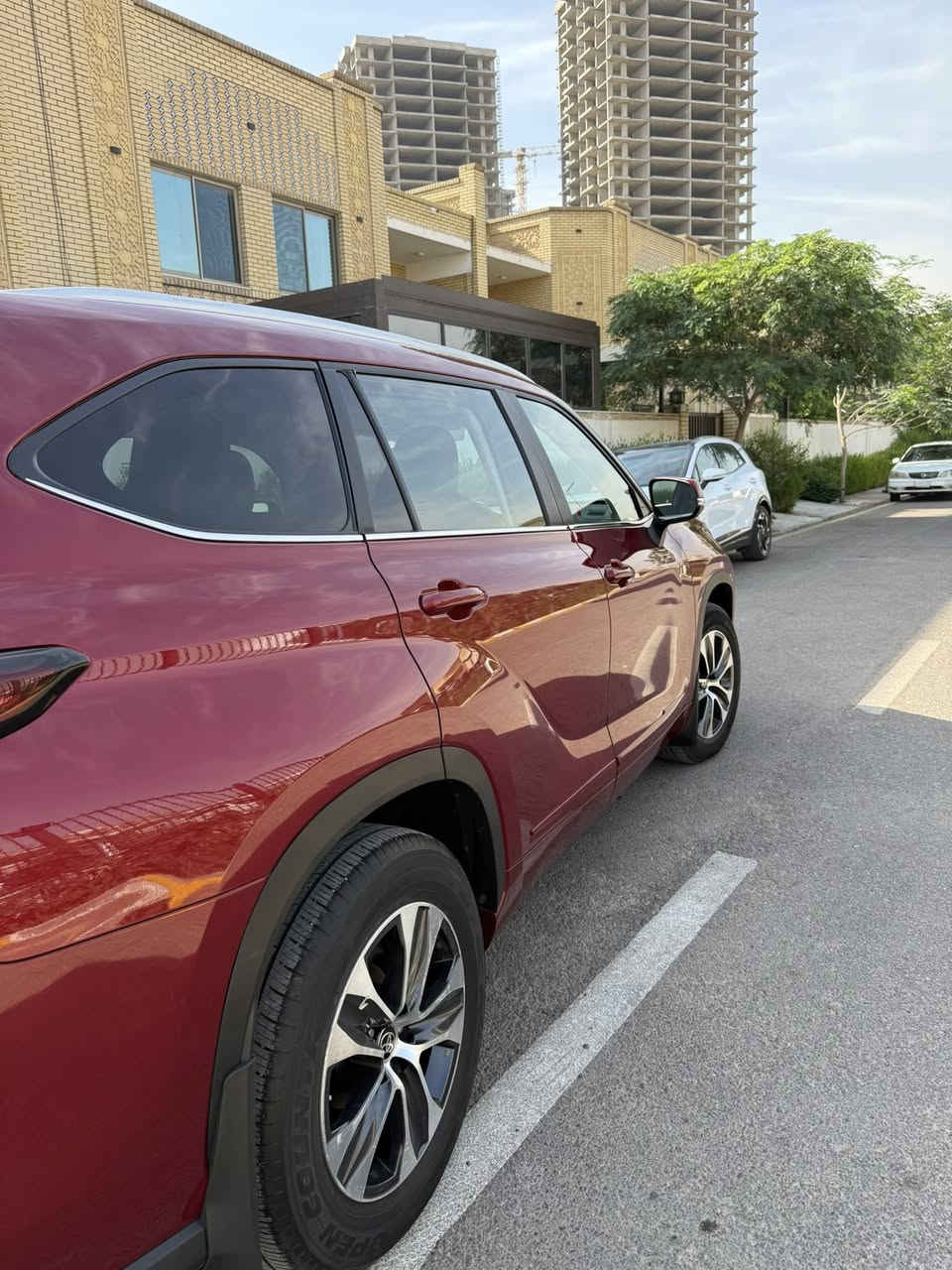 للبيع بدون مراوس هايلاندر ٢٠٢٤ مواصفات XLE بلاك ادشن فتحة وبصمه وصندق كهرباء ويفتح بالرجل ، شاشه وكاميرا خلفيه وحساس ورادارات اماميه وخلفيه وجانبيه وتوقف ذاتي وكراسي جلد وكهرباء وتدفئة بالكراسي و٧ راكب و ٣ قطع تبريد وتبريد منفصل وتحكم ستيرن جهتين وشاحن لاسلكي وبروجكترات وفور ويل و ٣ انظمه سياقه سيارة نظيفه جداً ومابيها اي نقص محرك ٢٤٠٠ تيربو و ٤ سلندر ماشية ١١ الف ميل بيها جاملغ ونص باب صبغ فقط وبارد بسيط بالبنيد وتعديل بسيط في بدايه الشاصي الايسر فقط ايرباك ستيرن طاك وراجع سستم باقي السيارة مكفوله السعر 263 ورقة وبيها مجال مكانها بغداد حي العدل للاتصال ***********
