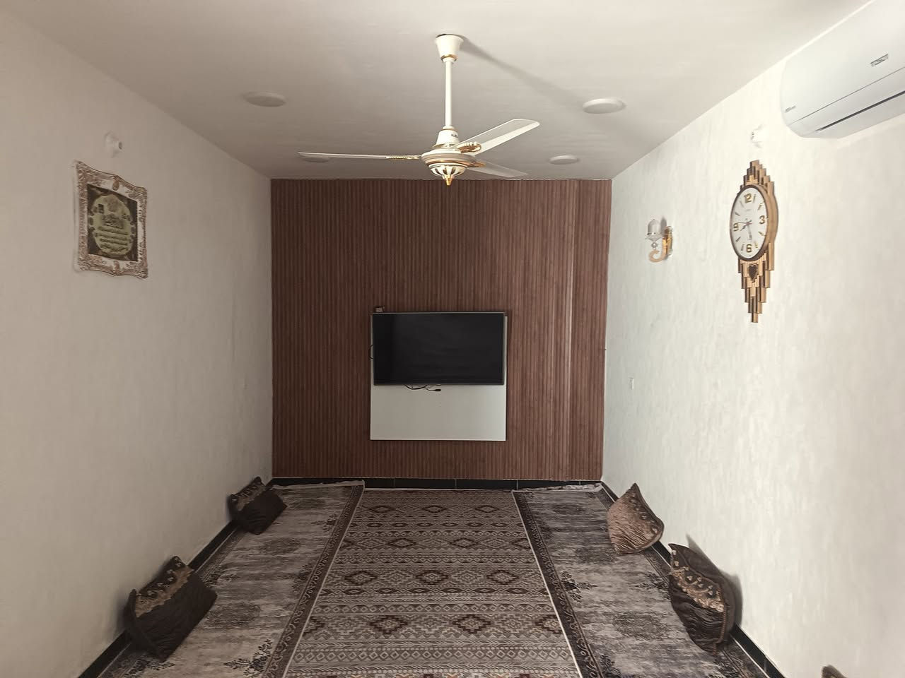 السلام عليكم بيت للبيع فقط مساحته 150م البيت مجاري ماء كهرباء تبليط كامله غرفتين نوم صاله مطبخ منور حمام ترك استقبال حديقه طرمه البيت كامل بناء حديث 2025 السعر 90وبي مجال العنوان بغداد جسر ديالى القديم شارع سيد مجيد *********** رجاء مامتواجد خاص
