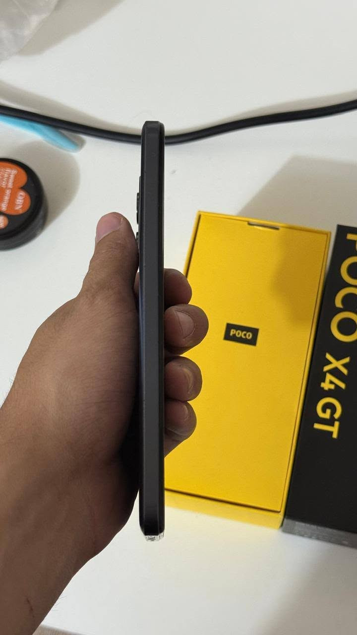 POCO X4 GT
📱 للبيع: POCO X4 GT (نسخة 256GB) كامل ملحقات وممفتوح ممبدل بي اي شي 
🔹 الموديل: POCO X4 GT
🔹 الذاكرة: 256GB UFS 3.1
🔹 الرام: 8GB LPDDR5
🔹 المعالج: MediaTek Dimensity 8100 (بتقنية 5nm) – أداء قوي للألعاب والاستخدام المكثف
🔹 الشاشة: 6.6 بوصة FHD+، معدل تحديث 144Hz، محمية بـ Gorilla Glass 5
🔹 الكاميرا الخلفية: 64MP + 8MP واسعة + 2MP ماكرو
🔹 الكاميرا الأمامية: 16MP
🔹 البطارية: 5080mAh
🔹 الشحن: سريع 67W
🔹 الصوت: سماعات ستيريو مع Dolby Atmos
🔹 الاتصال: يدعم شبكات 5G، Wi-Fi 6، Bluetooth 5.3، NFC (حسب المنطقة)، ومنفذ IR.
*ملاحضة:الجهاز بي شخوط بسيطة بل شاشة ونمش بل ظهر بسبب الكفر

السعر 180 الف دينار 

مكاني:نجف 

رقمي:***********
