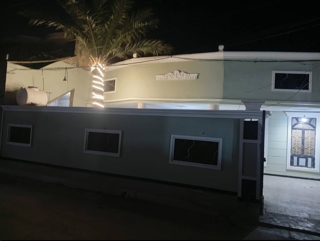 بيت للبيع مساحه 250 متر العنوان سبع قصور شارع ابو علي قرب جامع الحمزة  للاستفسار رقم ***********
