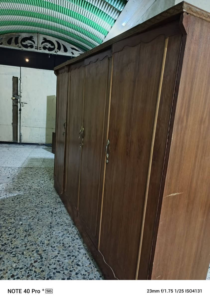 للبيع كنتور حطاطه اربعه باب جديد سعره ١٥٠ميز تواليت سعره ٣٥ ميز جربايه ٣٠الف مكان كاطون مكتب بيروت ***********
