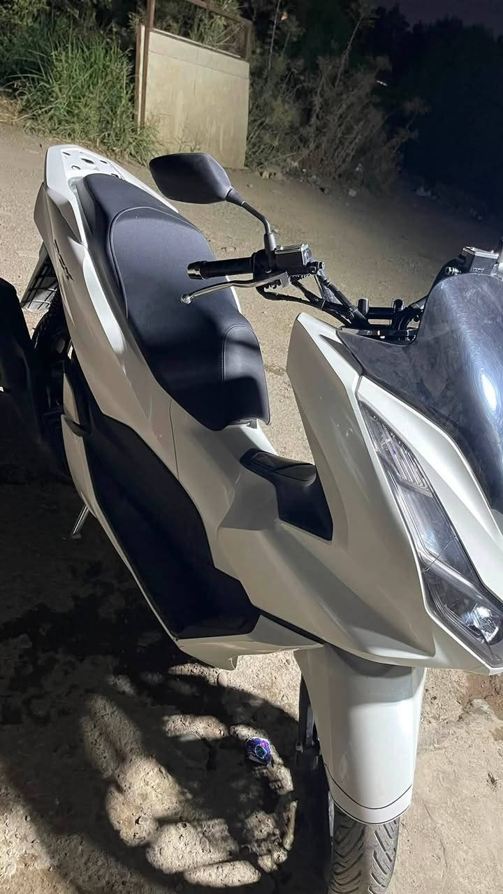 السلام عليكم pcx الجيل الرابع بيها حادث بصيط فقط جامة المازدة ماشية 17 الف كفالة مكينة وكفر فقط ملاحضات بصيطة
***********
مكاني سبع ابكار
ملاحضة الدراجة وارد يابان
