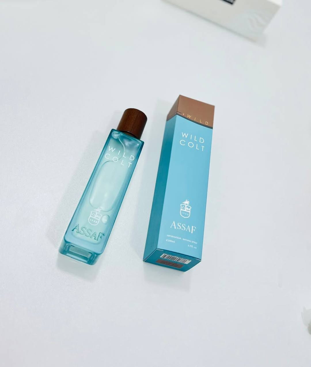 وفرنا الكم مجموعة عطور عساف🔥 
5 انواع من العطور بنكهات مختلفة ونوتات عطريه جميلة

هو عطر "وانتد ليدي" من عساف (Assaf Wanted Lady Extrait De Parfum). هو عطر نسائي زهري فاخر يجمع بين الأنوثة والجاذبية. 
التركيبة: يفتتح العطر بنوتات منعشة من زهر البرتقال، ويتوسطه باقة من الأزهار البيضاء، بينما تتكون قاعدته من المسك الدافئ. 
الإصدار: صدر العطر عام 2025. 
الحجم: يتوفر بحجم 
و200 مل. 

Wlld colt 
تم إطلاق العطر في عام 2022، وهو عطر شرقي خشبي للجنسين.
يتميز بمكونات عليا من الزعفران، الجريب فروت، النعناع، الفلفل الوردي، والبرغموت.
تتكون المكونات الوسطى من الجلود، الباتشولي، نجيل الهند، واللابدانوم.
تتكون قاعدة العطر من الآمبرغريس، المسك، طحلب البلوط، وخشب العنبر.

هو عطر "I AM IDEAL" من عساف. 
العطر هو ماء عطر (Eau de Parfum) مخصص للنساء.
تم إصداره في عام 2024.
يتميز بمزيج من النوتات العطرية التي تشمل البرتقال واليوسفي وزهر البرتقال في الافتتاحية.

عطر "مس ساكورا" من عطور عساف هو عطر نسائي تم إصداره في عام 2023. 
يتميز العطر بكونه عطرًا زهريًا ربيعيًا يمزج بين روائح الأزهار والفواكه والمسك الأبيض.
تتكون مقدمة العطر من البرغموت، وقلبه من أزهار الكرز والميموزا، وقاعدته من المسك الأبيض.
يتوفر العطر بحجم 200 مل.
يناسب العطر بشكل خاص ملابس الربيع والصيف

عطر "ميس ساكورا بوكيه" من ماركة عطور عساف. 
العطر مخصص للنساء ويأتي في زجاجة بحجم 200 مل.
تتكون رائحته من مزيج من أزهار الكرز والحمضيات مع لمسات ناعمة من الأزهار.
يعتبر عطرًا زهريًا فاكهيًا منعشًا وحيويًا.

السعر خاص🤍

توصيل كافة محافظات العراق 🚗

#كوزمتك #عطور_عساف #assaf #عطر_نسائي #عطر #عراق #بغداد #fypシ゚ #ترند


**إذا كنت صاحب هذا الإعلان وتريد حذفه لأي سبب، رجاءا أرسل رسالة إلى الدعم الفني**