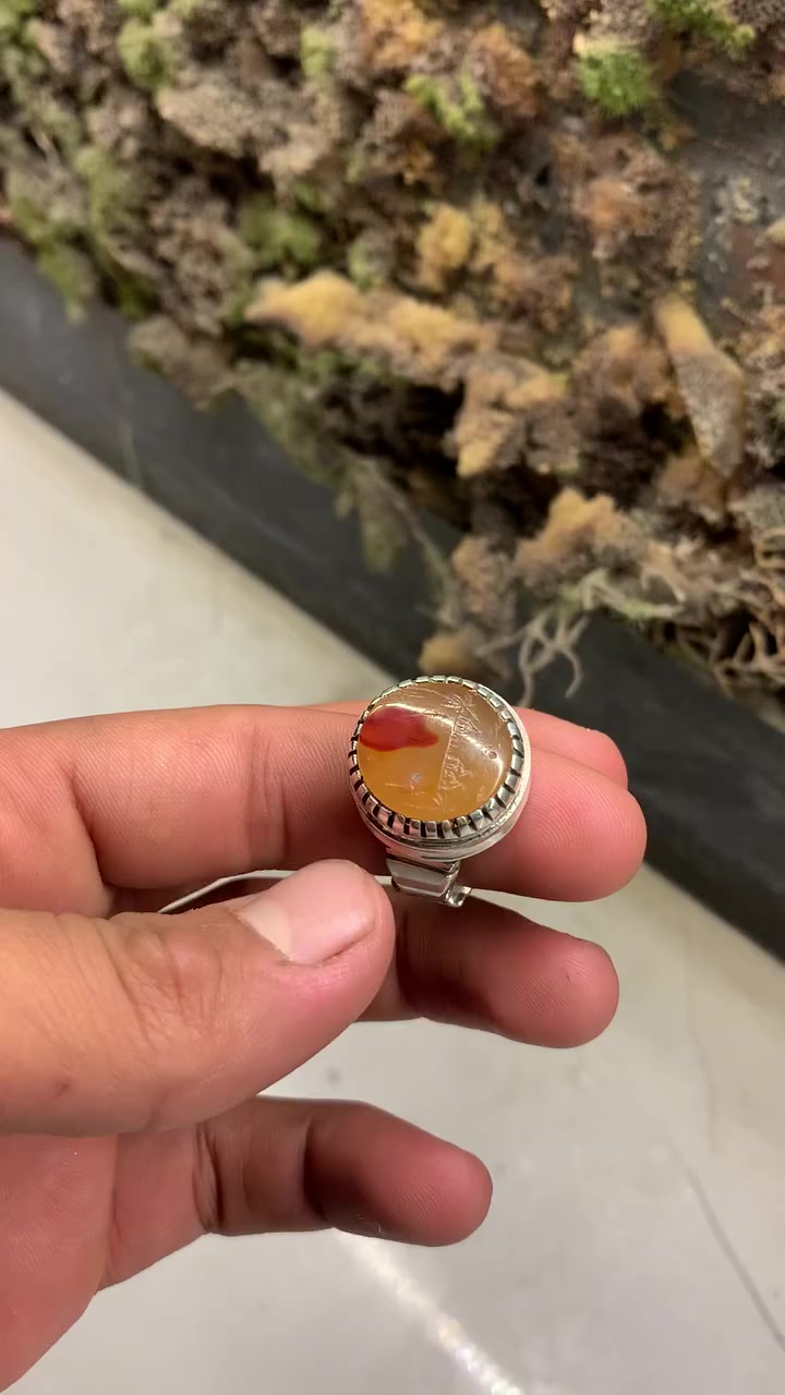 عقيق يماني مصور رباني مع نحت خيام بأنامل إنسام العجيمي الأمكان الناصريه مركز رقم ‭٠٧٧٤ ٨٥٤ ٢٦٣٣‬
