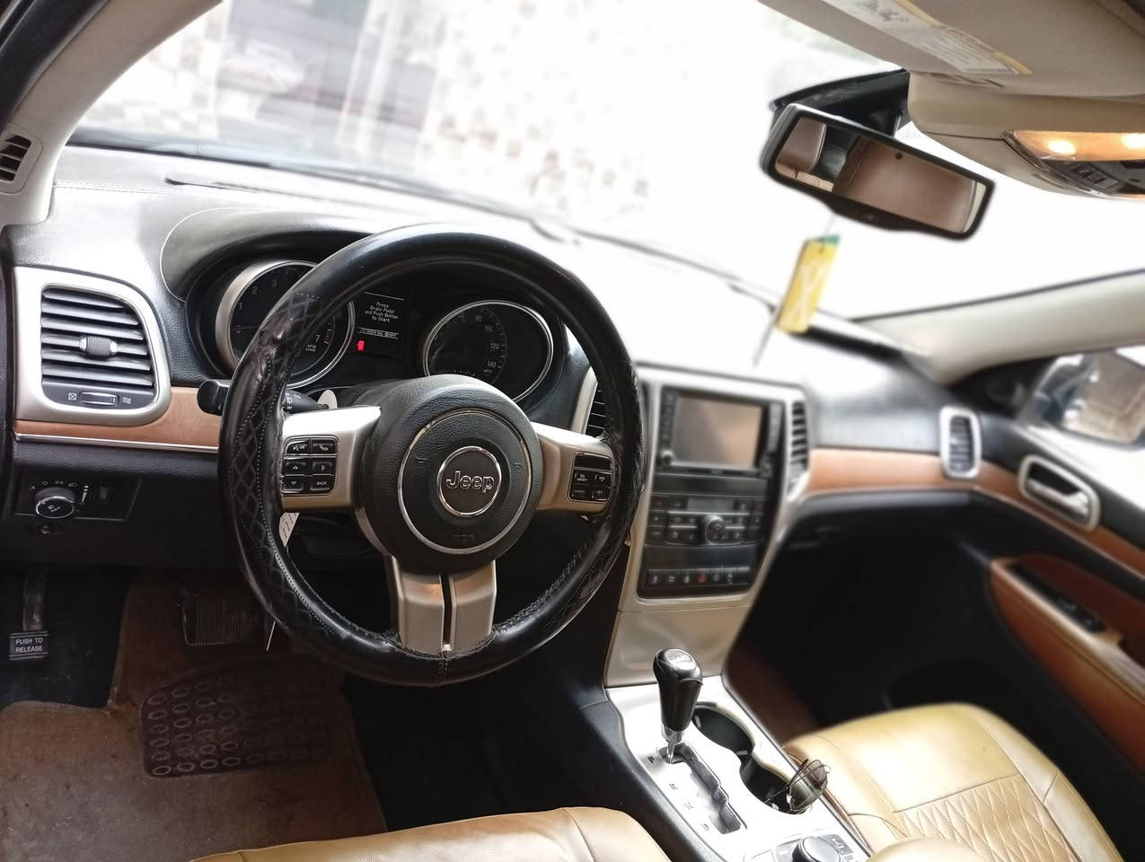 السلام عليكم للبيع او مراوس جيب لاريدو فول مواصفات لمتدد بنوراما كشنات كهربائيه مري شفط تحكمات حساسات شاشه حداده تخم تاير مكينه كير كله جديد مكينه 8 توني شادها  زيرو مديل 2013 وارد امريكي حادث بابين سرقه بدون دواخل أو ضربه داخليه وبيها ربع الجاملغ الامامي فقط ولباقي مكفول من كلشي السعر 165 وبيها مجال رقم بغداد بسمي مكان السياره ميسان اي استفسار اتصل ***********
