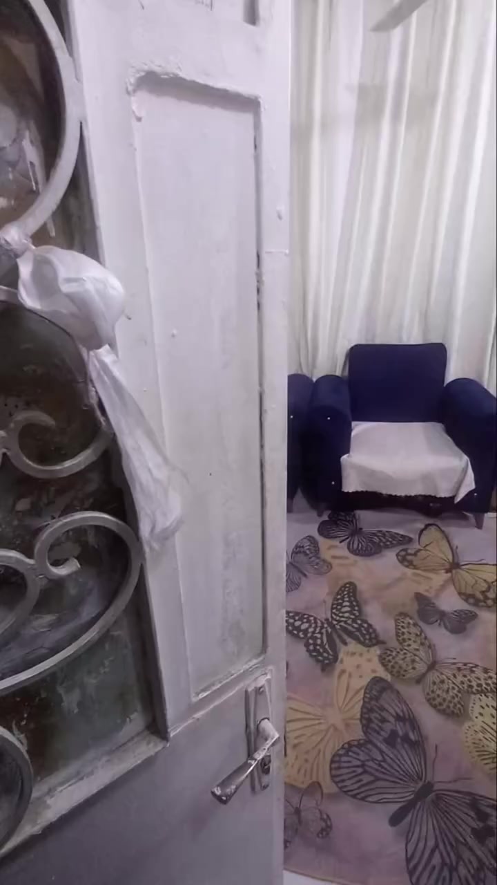 السلام عليكم عندي شقه ارضيه رهنيه ٥٠متر بيه غرفتين وهول مفتوح على المطبخ ومخزن خارجي رهنيه ١١مليون والاجار ١٥٠ للتواصل واتس ***********
