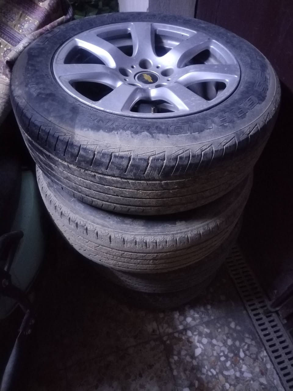 طخم ويل مع الإطارات  حجم ١٧ للبيع السعر ٢٠٠ دولار وبيهن مجال عالشد الاتصال على الرقم ***********
