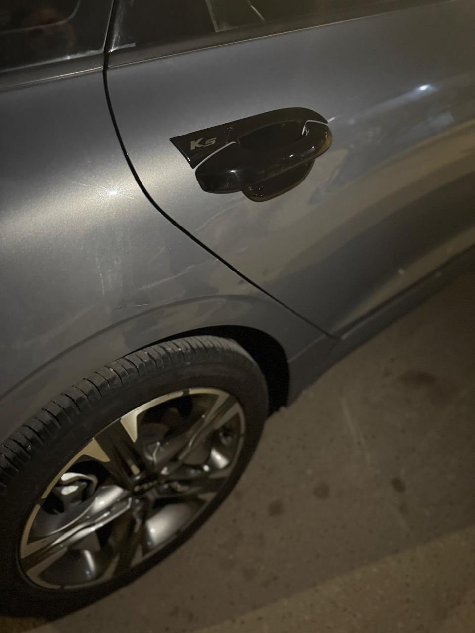 السلام وعليكم k5للبيع موديل 2023سياره ١/١يعني فول مواصفات
بصمه تشغيل وابواب وتشغيل عن بعد 
تحكم ستيرن جهتين
شاشه كامره خلفيه اماميه
السعر 155وبيها مجال 
رقمي ***********
