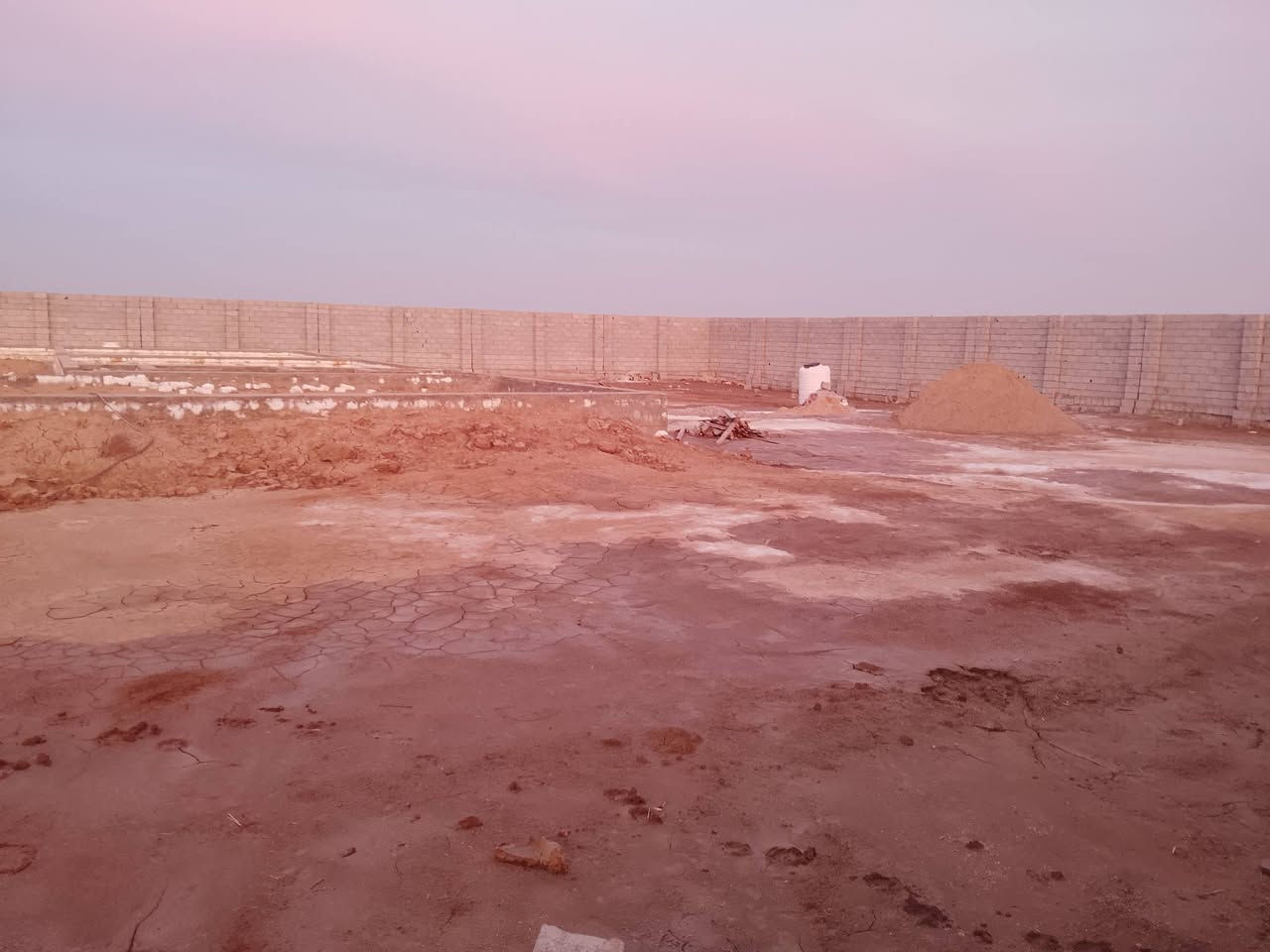 السلام عليكم
مزرعة  للبيع دونم الجبهة ٥٩ متر والنزال ٤٣ متر  بيه بتلو بيت مساحة ٤١٤ متر خارطة اوربيه صب بم وشيش الماس ومدفون بالكامل وسياج   ارتفاع ١٣ بلوكة وباب ٥ متر واصل مي وكهرباء بالحكيم الثانية نزلة شركة مرمرة 
للاستفسار ***********
