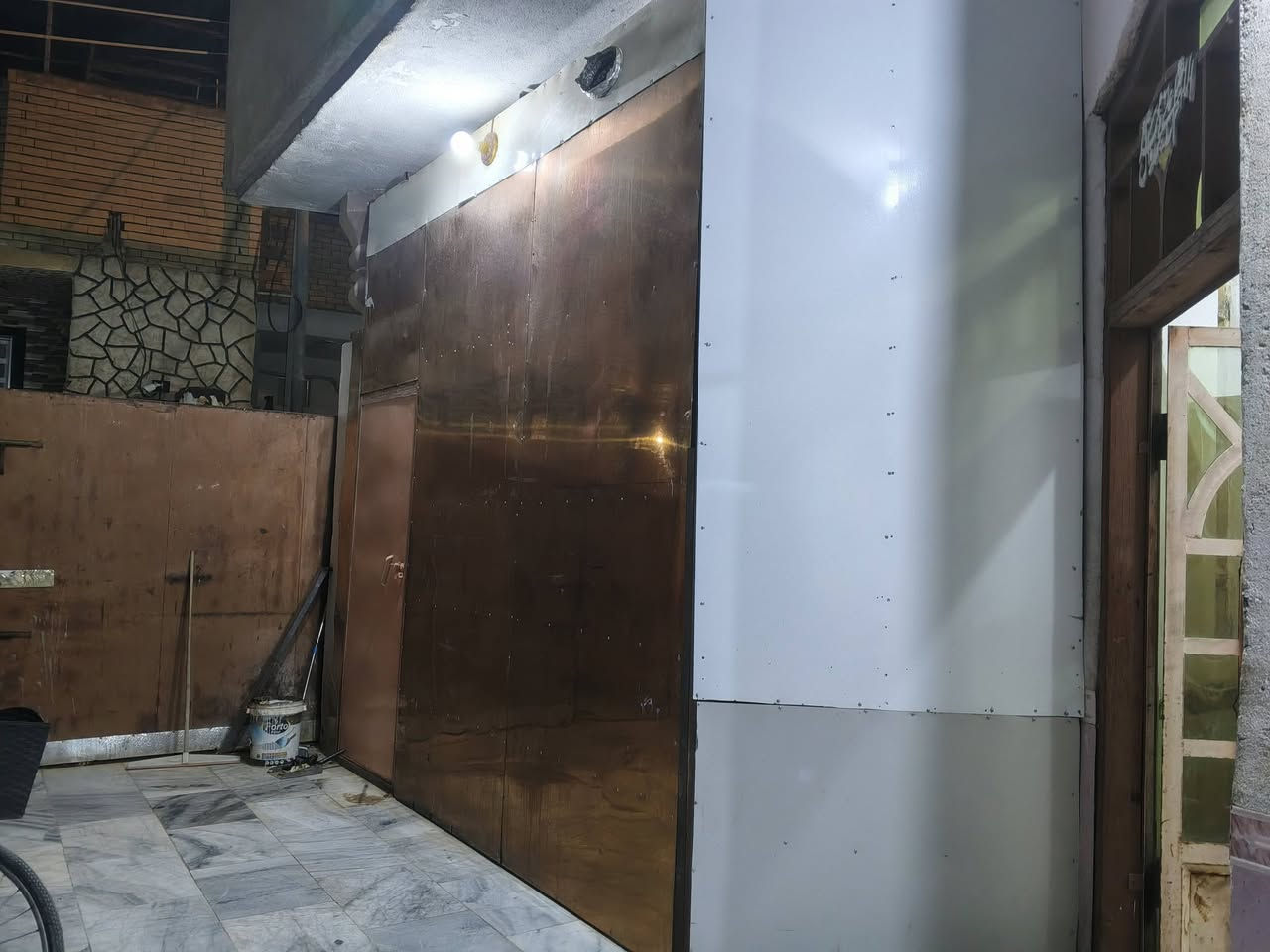 السلام عليكم 🖖

الدار للبيع 🏠 

مساحته 180متر مربع 

يتكون من ديوانية طول 5 ونص في 4 م  متر+ غرف نوم 💤 عدد 2 4ونص×4 م + هول 4×4 م+مطبخ🏠صغير 3ونص×2 م درج كامل محجر حمام 🛀 داخلي+صحيات خارجية +طارمه مرمر  الطول كما موضح في الصورة وباقي الغرف كاشي موزائيك للغرف والديوان 

للاستفسار علَےَ❀❄💙💙❄❀ الخاص او الاتصال على الرقم التالي 

( *********** )
