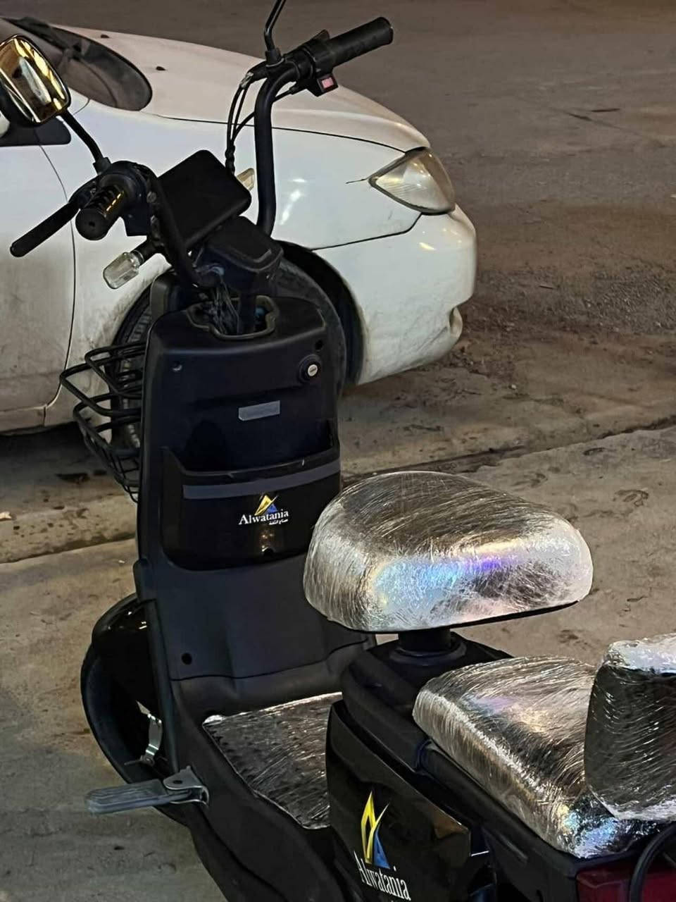 سلام عليكم  ماطور شحن  كامل الموصفات يحتوي الماطور على موصفات السعر 350 وبي مجال
1:نظام التشغيل عن بعد مع جهاز حساس 
2:نظام الاشارات شغل يمين يسار 
3:حساسات ونظام سرقة 
4:خمسه بطاريات دبل 
5:بي 3نمر يمشي 40 حقيقي
ملف 2000 والشاحنه 60واط
الماطور كله شغال الله شاهد 
للتواصل 
***********
للبيع فقط بدون مراوسه
