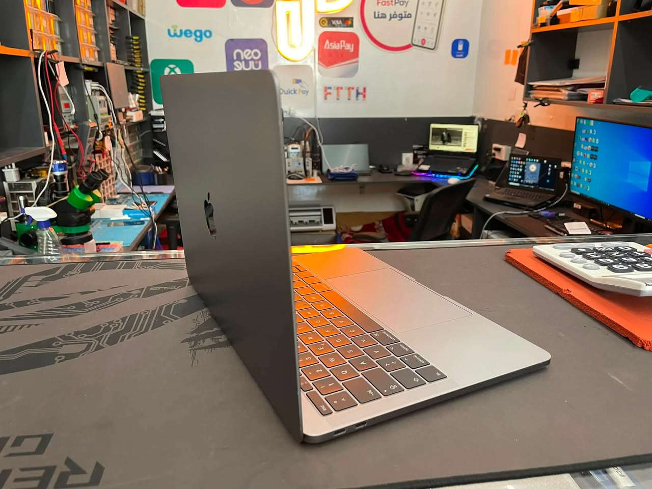* **الموديل:** ماك بوك برو (١٣ بوصة، ٢٠١٧) |
MacBook Pro (13-inch, 2017)

 * **المعالج:** ٢.٣ جيجاهرتز ثنائي النواة (Dual-Core) إنتل i5

 * **الذاكرة العشوائية (الرام):** ٨ جيجابايت ٢١٣٣ ميجاهرتز LPDDR3

 * **كرت الشاشة (الرسوميات):** Intel Iris Plus Graphics 640 ١٥٣٦ ميجابايت 
 
* **سعة التخزين:** ٢٥٦ جيجابايت فلاش ميموري (SSD)

 * **عدد دورات الشحن (Cycle Count):**١٥٠ دورة (وهذا يعني أن صحة البطارية ممتازة جداً!)

550 ألف دينار


**إذا كنت صاحب هذا الإعلان وتريد حذفه لأي سبب، رجاءا أرسل رسالة إلى الدعم الفني**