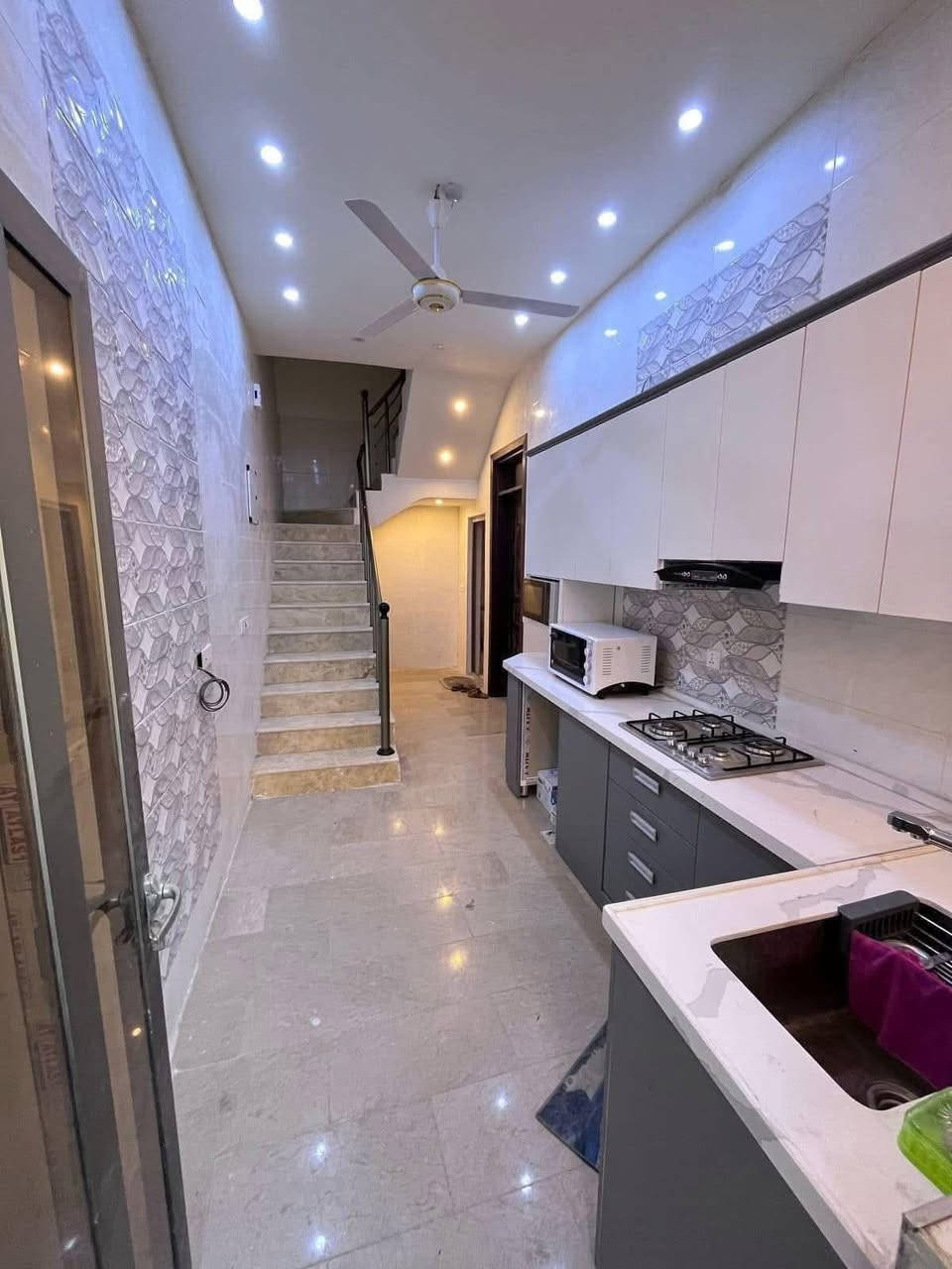 💎 للإيجار في السيدية 💎
بيت💒 طابقين  مساحة 60متر ركن زيرو    
يتكون من:
💠2 غرف نوم 
💠 صالة واسعة
💠 مطبخ معزول  
💠 خدمات عدد 2
💠البيت خالي من الاثاث مجهز كاونتر تركي
بدل الايجار 850 الف قفل
📍 الموقع: السيدية” شارع النخل 

للاسـتفسـار الاتـصال علـى الارقـام التـاليه  او زيـاره مكـتب عبدالله الرفيـعي السيـديه_شارع الضـباط_ مقابل مجـمع لحـوم جويـلي 
***********
مكتب عبدالله الرفيعي
مؤمن الوليد للاستثمار العقاري
‏‭0770 010 5930‬
━━━━━━━━━━━━━━━
#بيت #عقارات #منزل #بيع #وساطة_عقارية
#شركة #سيدية #بغداد #عراق
#عقارات_السيدية
#عقارات_الكرخ #ايجار_تجاري
#بنايات_سكنية
#عقارات_القادسية #عقارات_اليرموك #عقارات_المنصور
#عقارات_الحارثية #عقارات_الكاظمية #عقارات_الاعظمية
#عقارات_العطيفية #عقارات_حي_الجامعة
