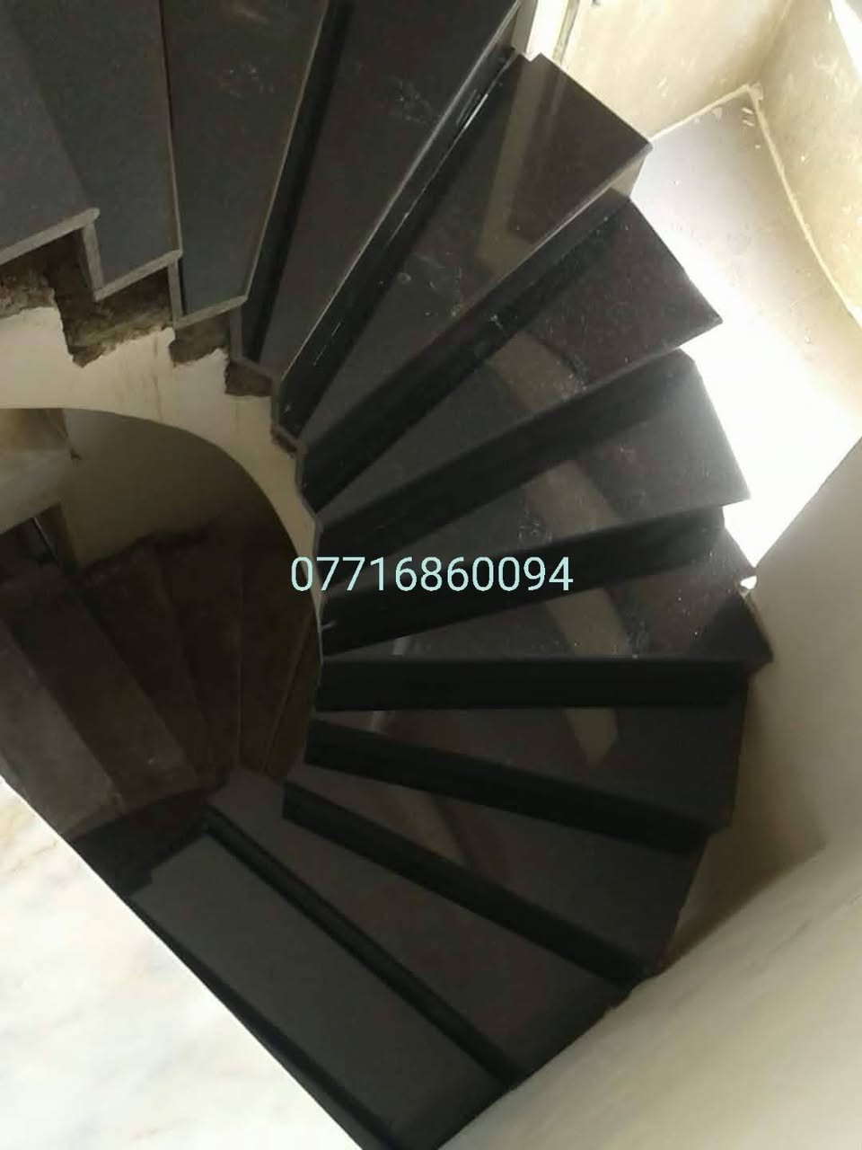 خلفه سراميك ومرمر  اخذ عل متر وطلع بل يوميه***********
