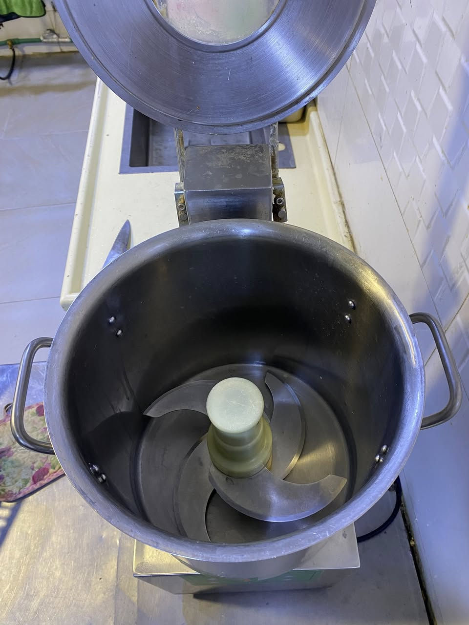 للبيع أغراض مطاعم على الفحص سعر الشوايه 550 سعر الكابسه مال الصاج 100 سعر مكينه ثرم 300 سعر الخلاط 450نضافه فول وسعر الرف سل ستيل 150وشرط كلشي على الفحص (***********)للستفسار
