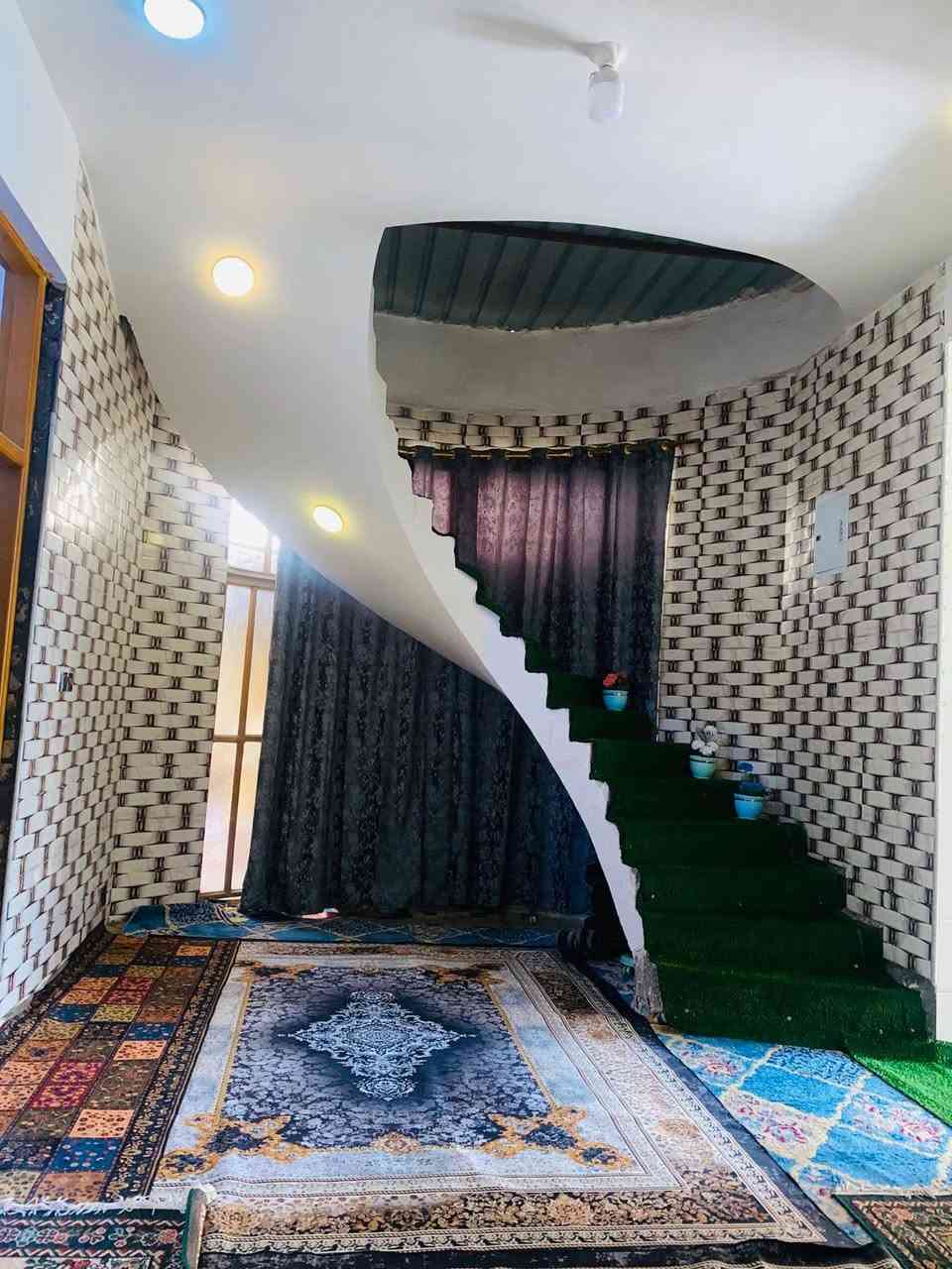 سلام عليكم بيت مجمع حجي حسين على شارع ١٥  بفرعي البيت يحتوه على ستقابل وصاله وغرفتين ومطبخ حار  وصحيات خارجيه وسويت داخل الغرفه البيت مساحته ٢٠٠ م. التصال على الرقم وتدلل ***********
