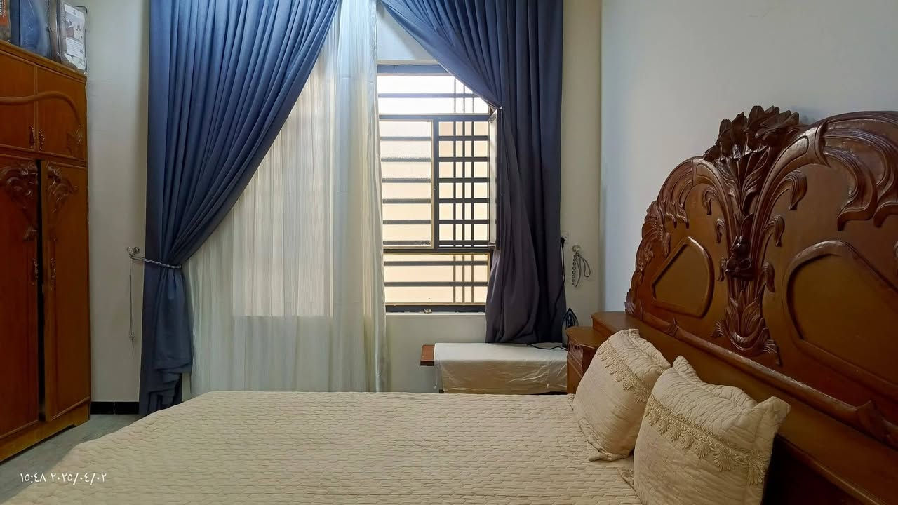 فيلا..مساحة ٤٠٠ شغل درجة اولى طابوك طابقين صب مركزي من الجعب للسقف الثاني ارتفاع الارضية عن الشارع متر وربع..
يحتوي  على اربع غرف نوم كبيره واربع حمامات  ومناور بظهر الدار وبالجانب.. ارضيات مرمر وجدران بورسلين ١٢٠..
المطبخ حار وبارد  شبابيك المنيوم سلايت ابواب قاصات ..
الواجهة مصفره لبخ والسياجات وحسب طلب المشتري تكمل الواجهه.. 

العنوان بغداد الشرطة الخامسه الدوانم تل اسود تبليط الشوارع لحد باب البيت وعرض الشارع ١٢ متر ...بعد عن الشارع الرئيسي ٢٠٠متر
السعر٤٠٠ مليون وبي مجال  قليل للشراي
ملاحظة.. جميع الاوراق القانونيه والثبوتيه مسنده..
جنس العقار.. زراعي سند ٢٥  حق تصرف

سعد أبو عبد الله /صاحب العقار
***********/واتس
***********/ واتس
