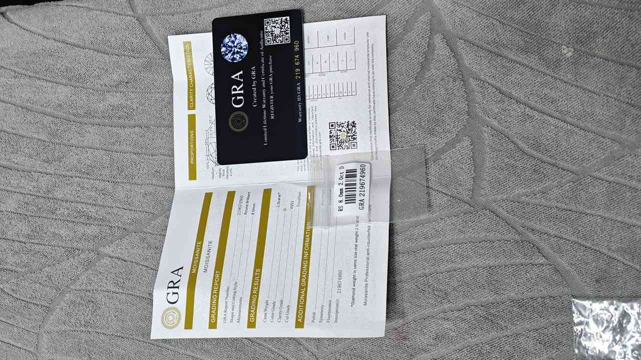 السلام عليكم فضة مطلية ذهب بيها 7 احجار موزنايت مختوم 925 الباركود يدزك ع موقع تكتب id الي بالكارت يشرحلك ع القطعة قيم واخذ بالعافية
