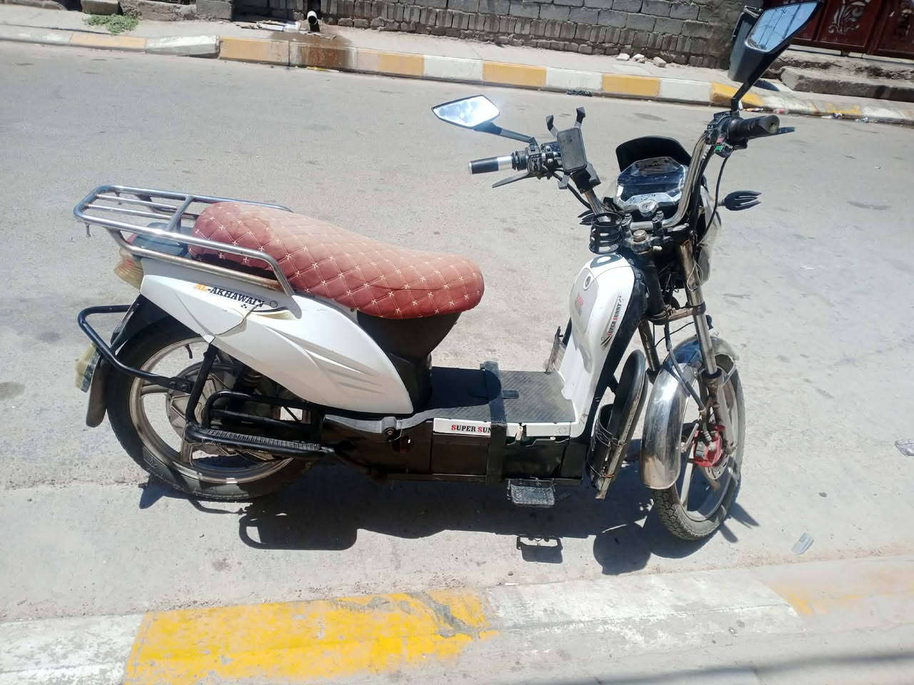✔️ بطاريات نص عمر
✔️ لايت أمامي شغال
✔️ هورن شغال
✔️ شاحنه صليه
✔️شرط لفحص 
✔️ بريكات شغالة
✨ ***********

 مكاني شهداء 
💰 السعر: 225 وبي مجال
